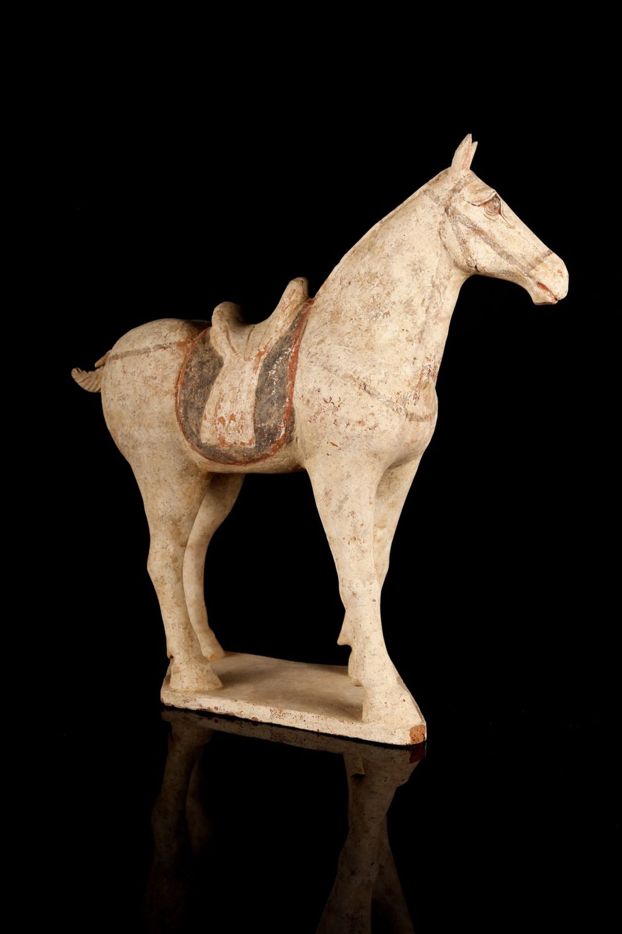 Arte Cinese A painted pottery figure of a horseChina, Tang, 9th century. - Bild 2 aus 4