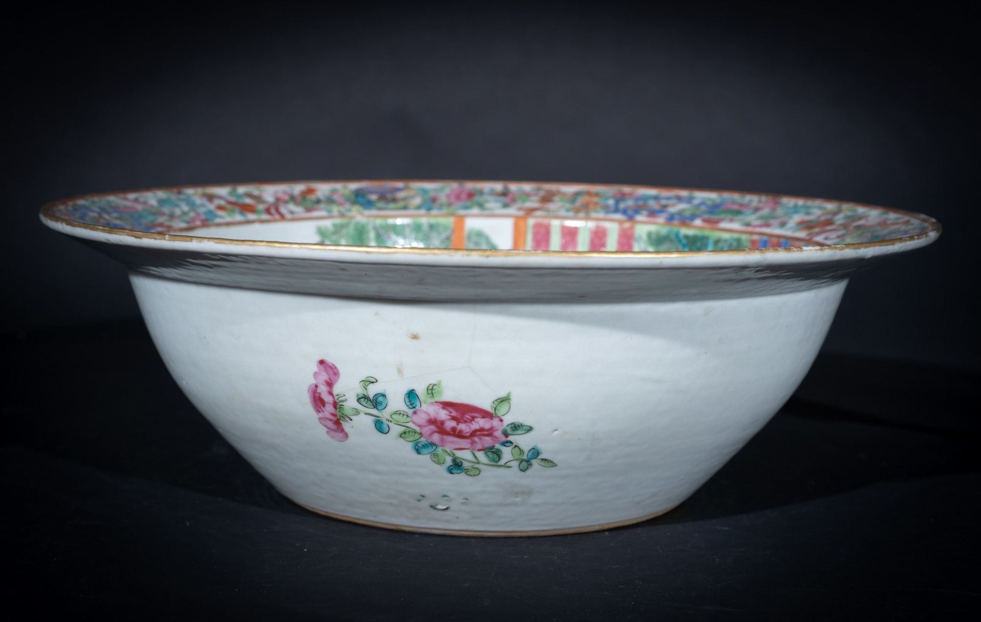 Arte Cinese A Canton porcelain basin enamelled with characters and flowers China, Qing dynasty, 19t - Bild 2 aus 4