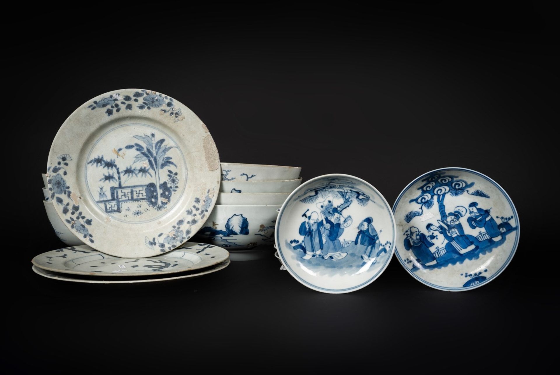 Arte Cinese A group of twenty-six blue and white porcelain dishes and bowls China, Qing dynasty, 18