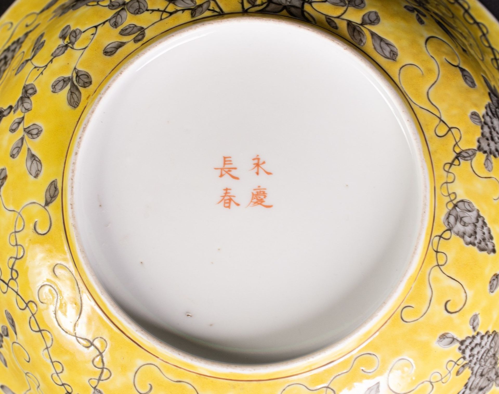 Arte Cinese A porcelain dish painted with floral motif and bearing a red iron mark Da Ya ZhaiChina, - Bild 6 aus 7