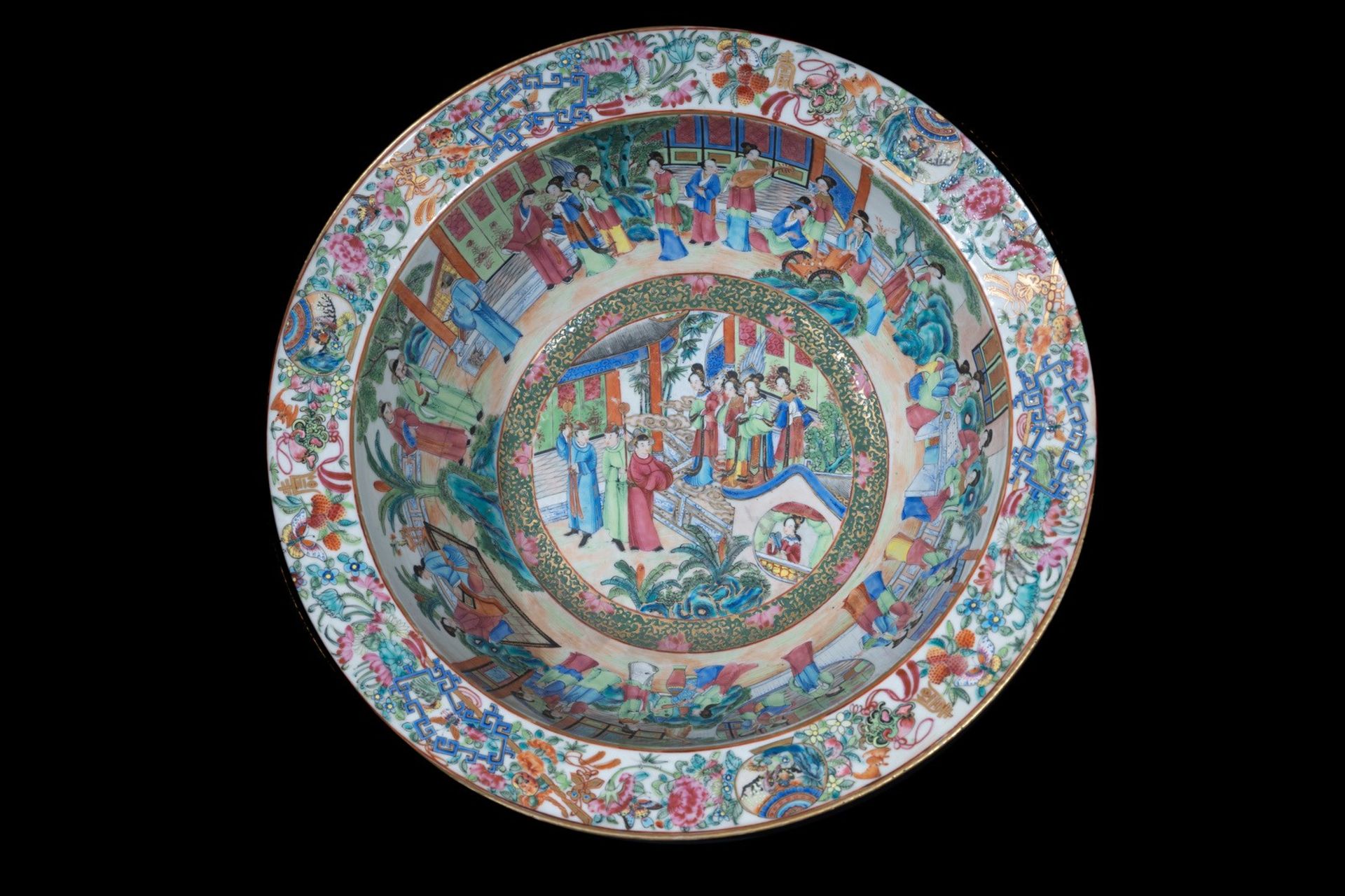 Arte Cinese A Canton porcelain basin enamelled with characters and flowers China, Qing dynasty, 19t - Bild 3 aus 4