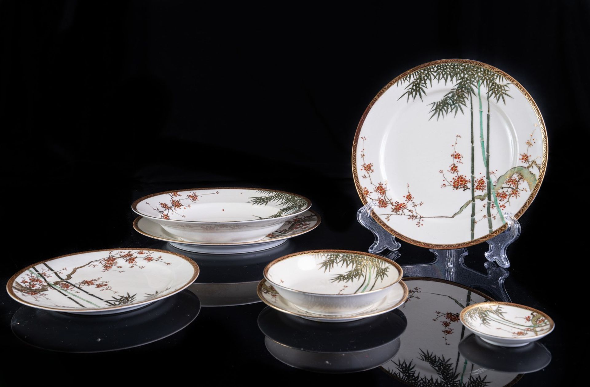 ARTE GIAPPONESE A white porcelain dinner service Japan, late 19th century .