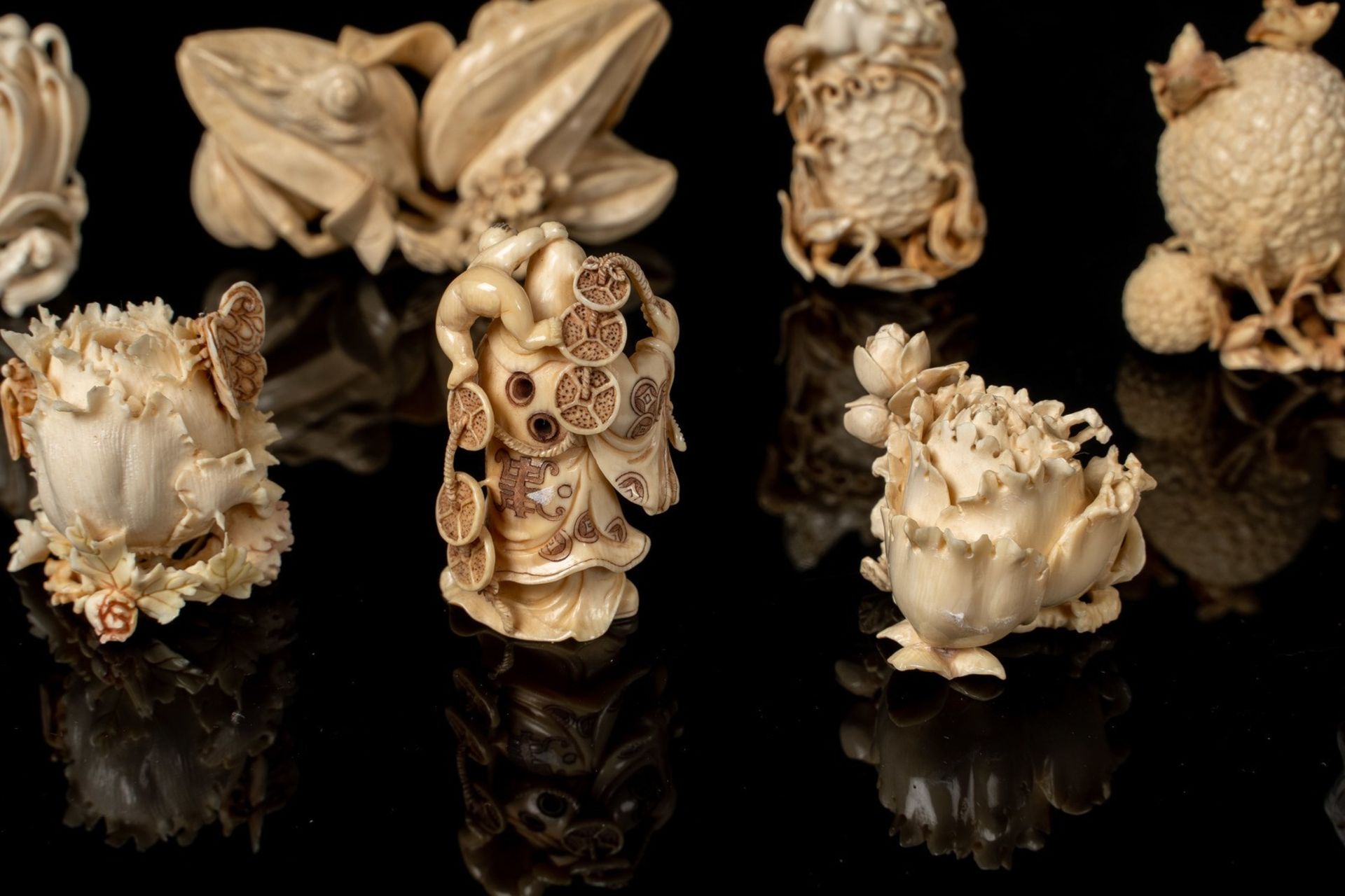 ARTE GIAPPONESE A group of twelve finely carved ivory netsuke and snuff bottles Japan, 19th century - Bild 4 aus 9