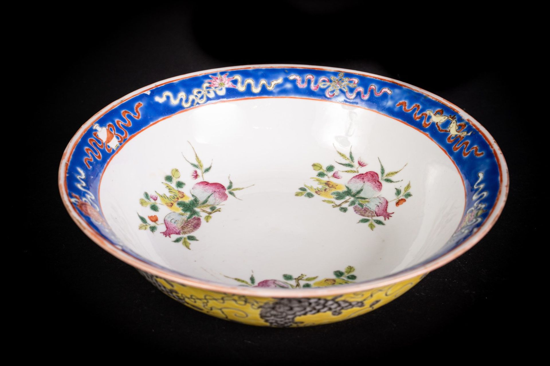 Arte Cinese A porcelain dish painted with floral motif and bearing a red iron mark Da Ya ZhaiChina, - Bild 3 aus 7