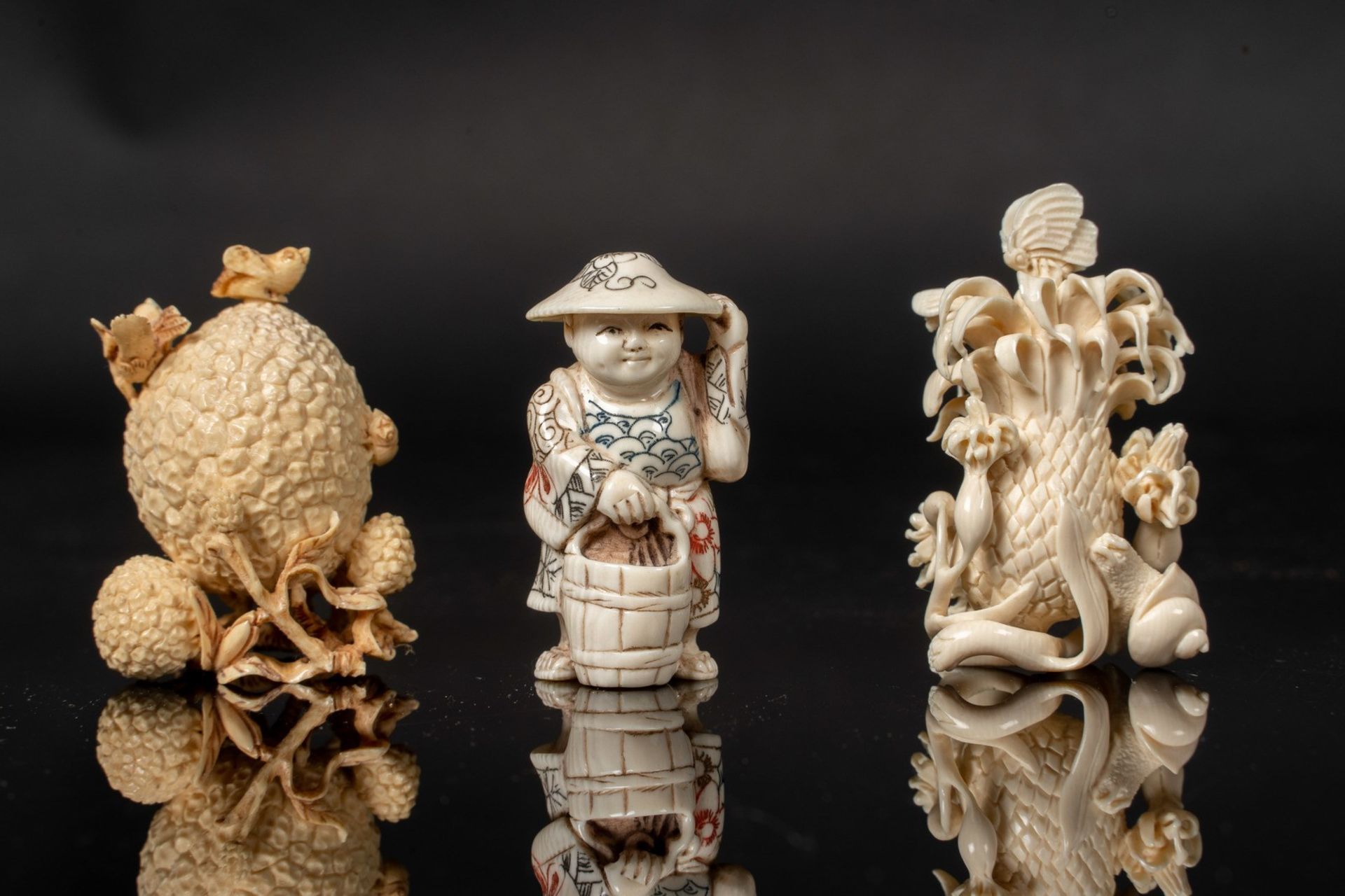 ARTE GIAPPONESE A group of twelve finely carved ivory netsuke and snuff bottles Japan, 19th century - Bild 2 aus 9