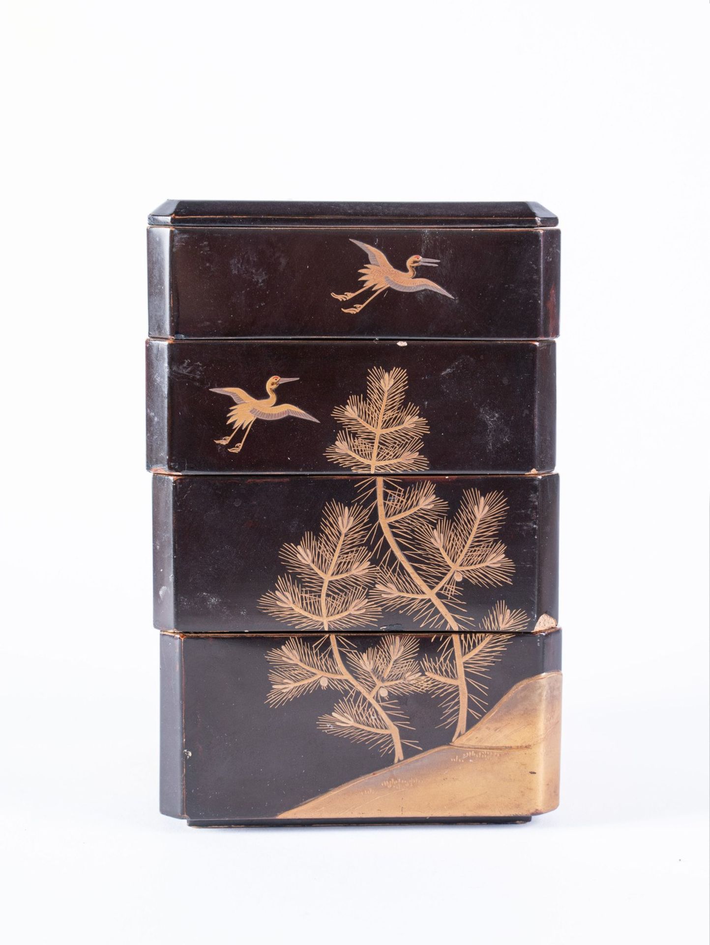 ARTE GIAPPONESE A four-level lacquer box decorated with cranes and trees Japan, 19th-20th.