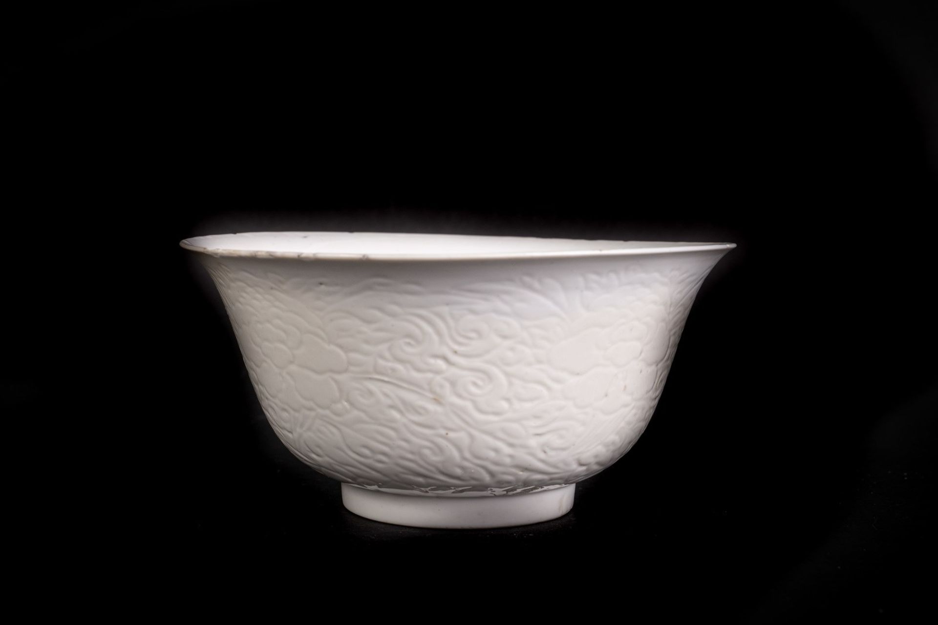 Arte Cinese A white glazed porcelain bowl bearing a Kangxi incense burner mark within double circle