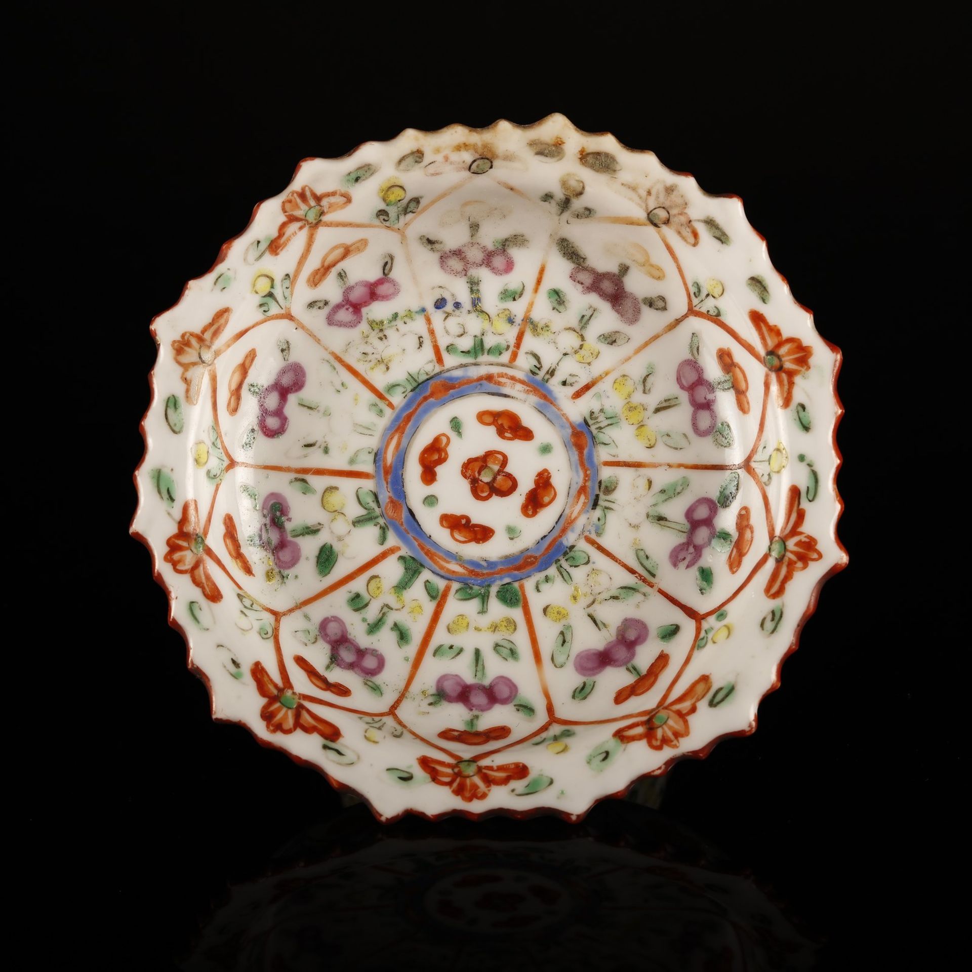 Arte Cinese A small wucai porcelain stem cup painted with flowers China, 19th century . - Bild 2 aus 3