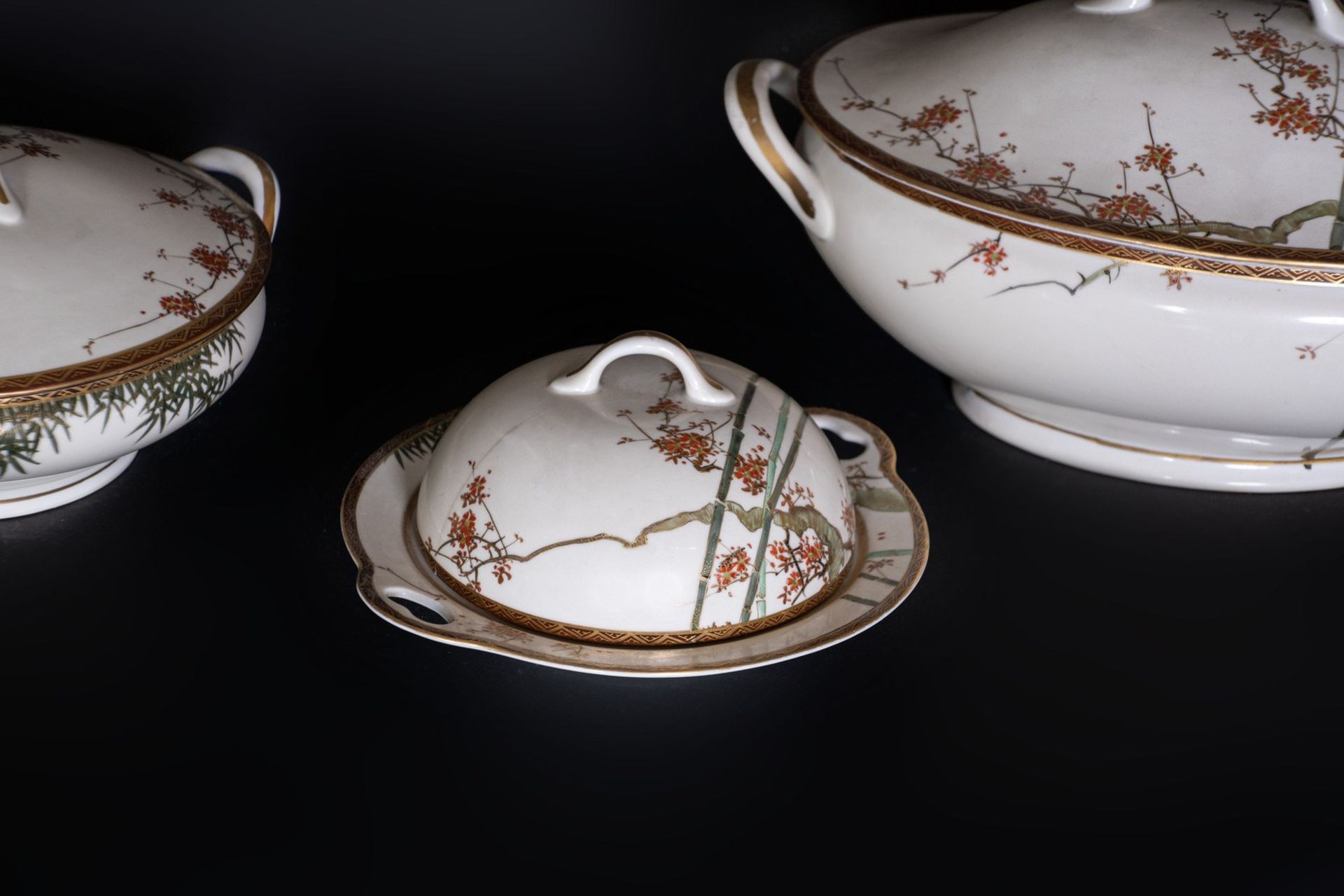 ARTE GIAPPONESE Two white porcelain soup tureens and cover and a warmer Japan, 19th century . - Bild 5 aus 7