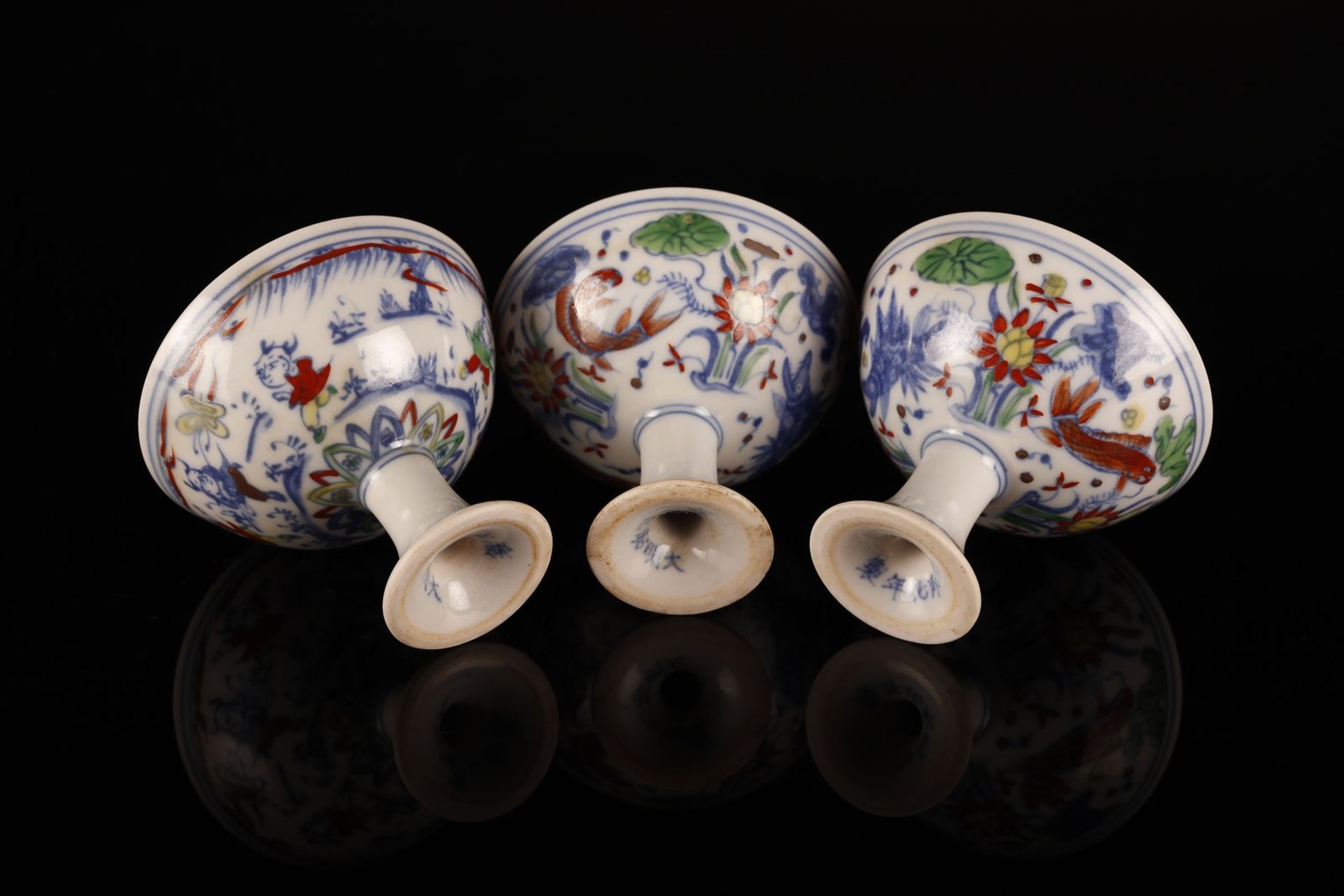 Arte Cinese Three ducai porcelain cups painted with fishes in pond and children and bearing undergl - Bild 3 aus 4