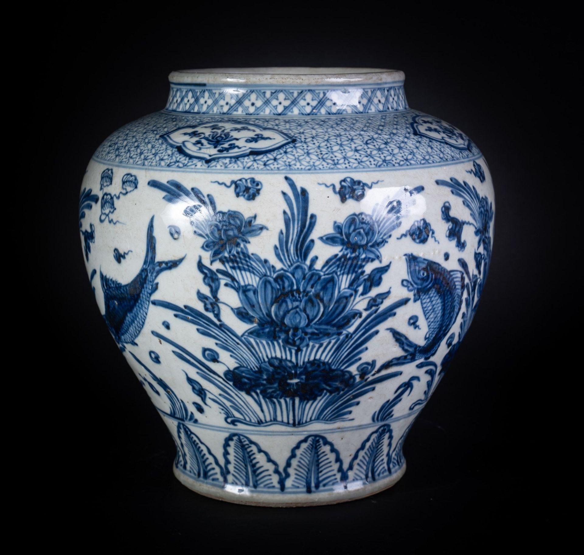 Arte Cinese A Yuan style blue and white porcelain fish jar China, late 19th century .