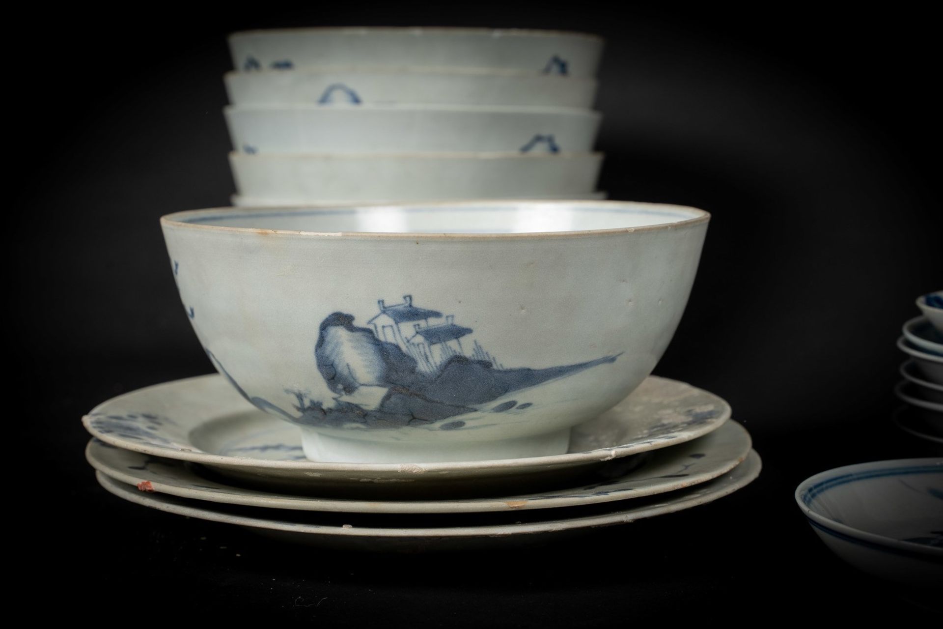 Arte Cinese A group of twenty-six blue and white porcelain dishes and bowls China, Qing dynasty, 18 - Bild 6 aus 9