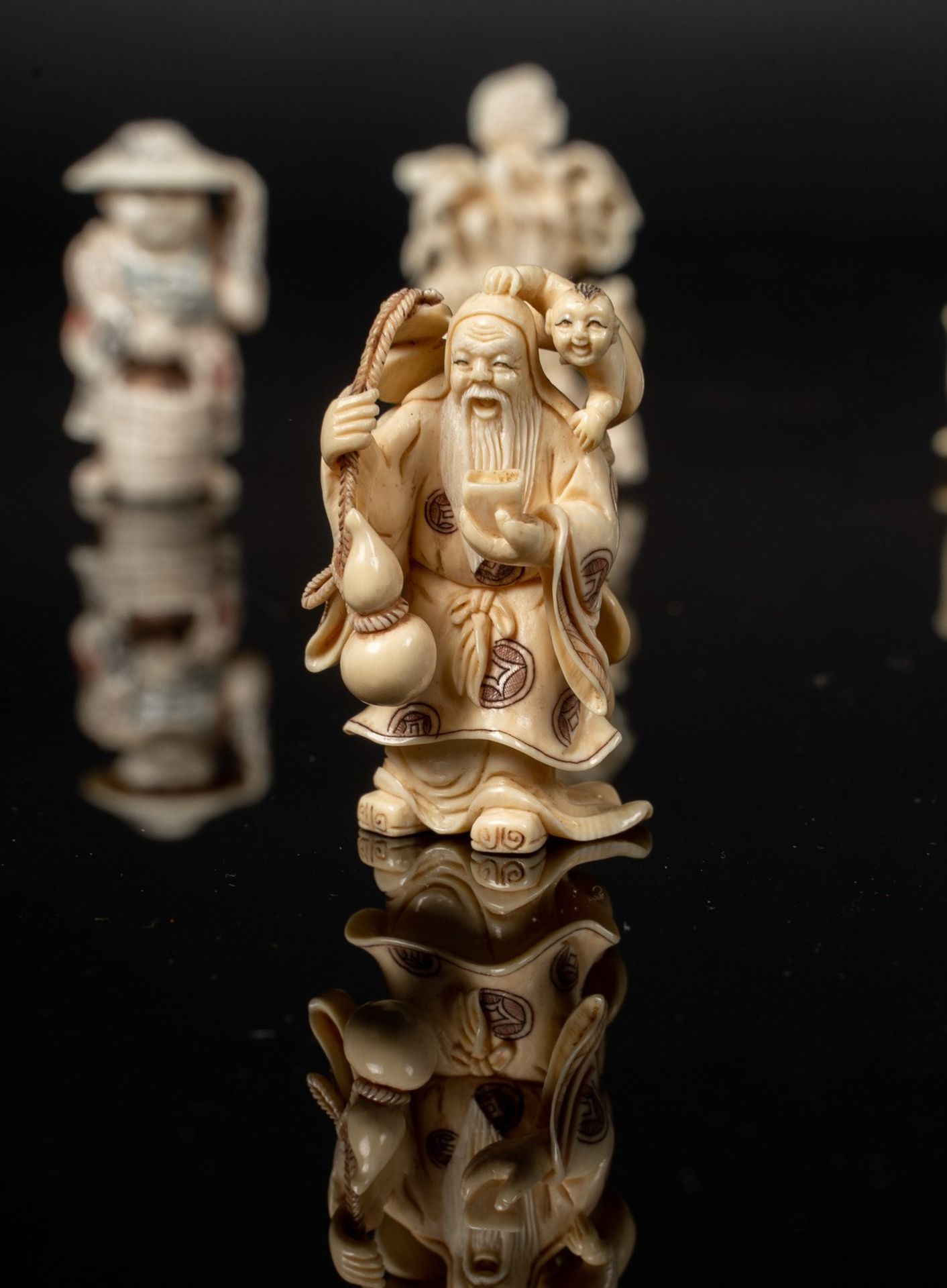 ARTE GIAPPONESE A group of twelve finely carved ivory netsuke and snuff bottles Japan, 19th century - Bild 7 aus 9