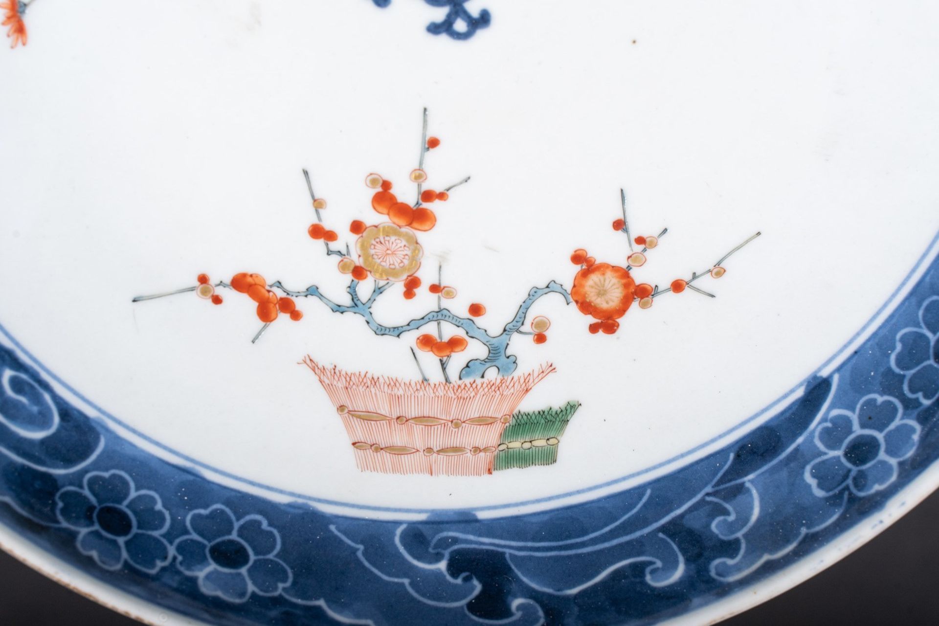 Arte Cinese A porcelain dish painted with polychrome flowers China, Ming period or later . - Bild 2 aus 4