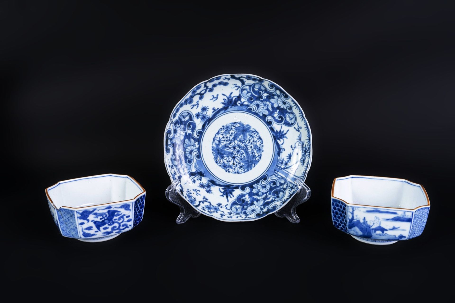 ARTE GIAPPONESE A group of blue and white Arita pottery items bearing marks at the baseJapan, 18th-