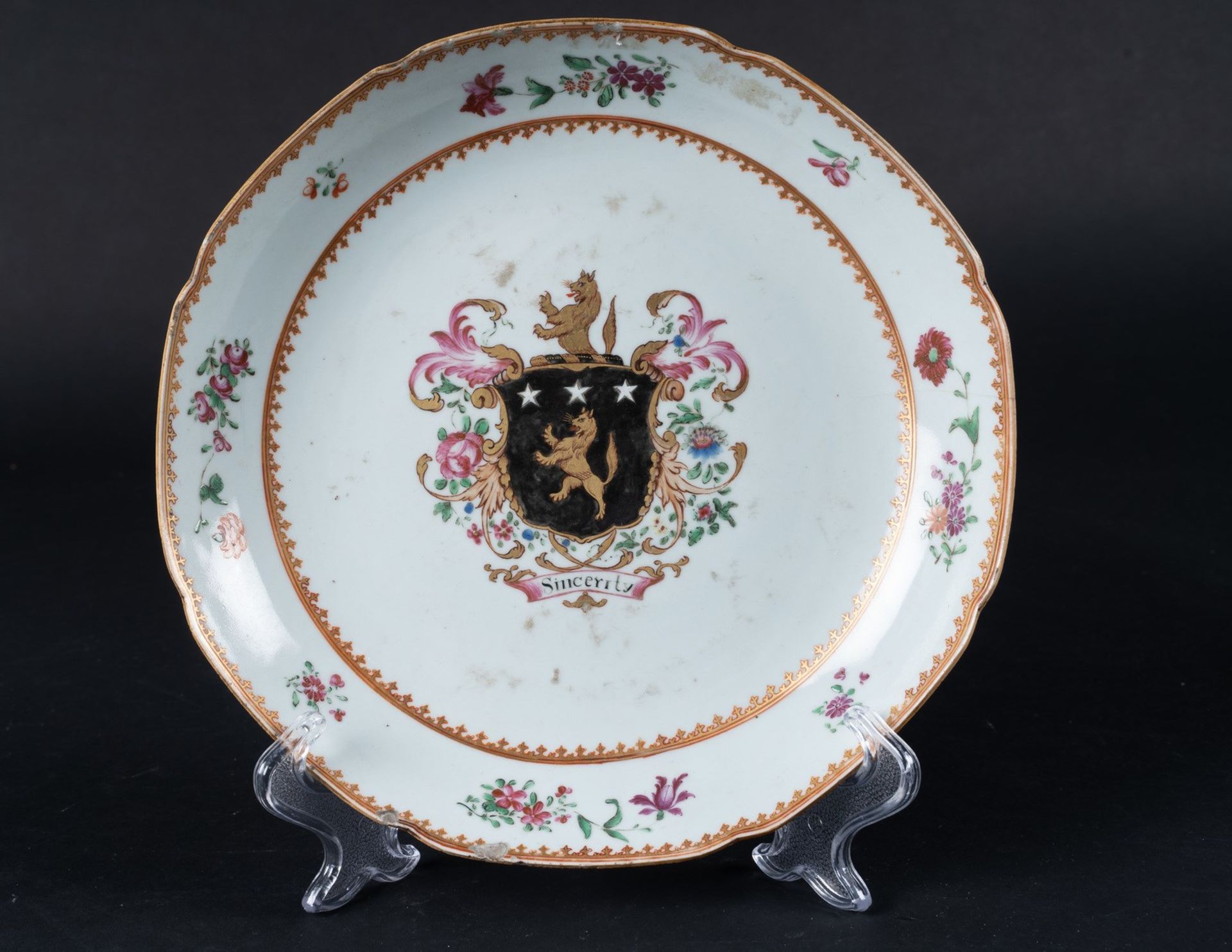 Arte Cinese A Chinese export Armorial porcelain dish China, Qing dynasty, 18th century .