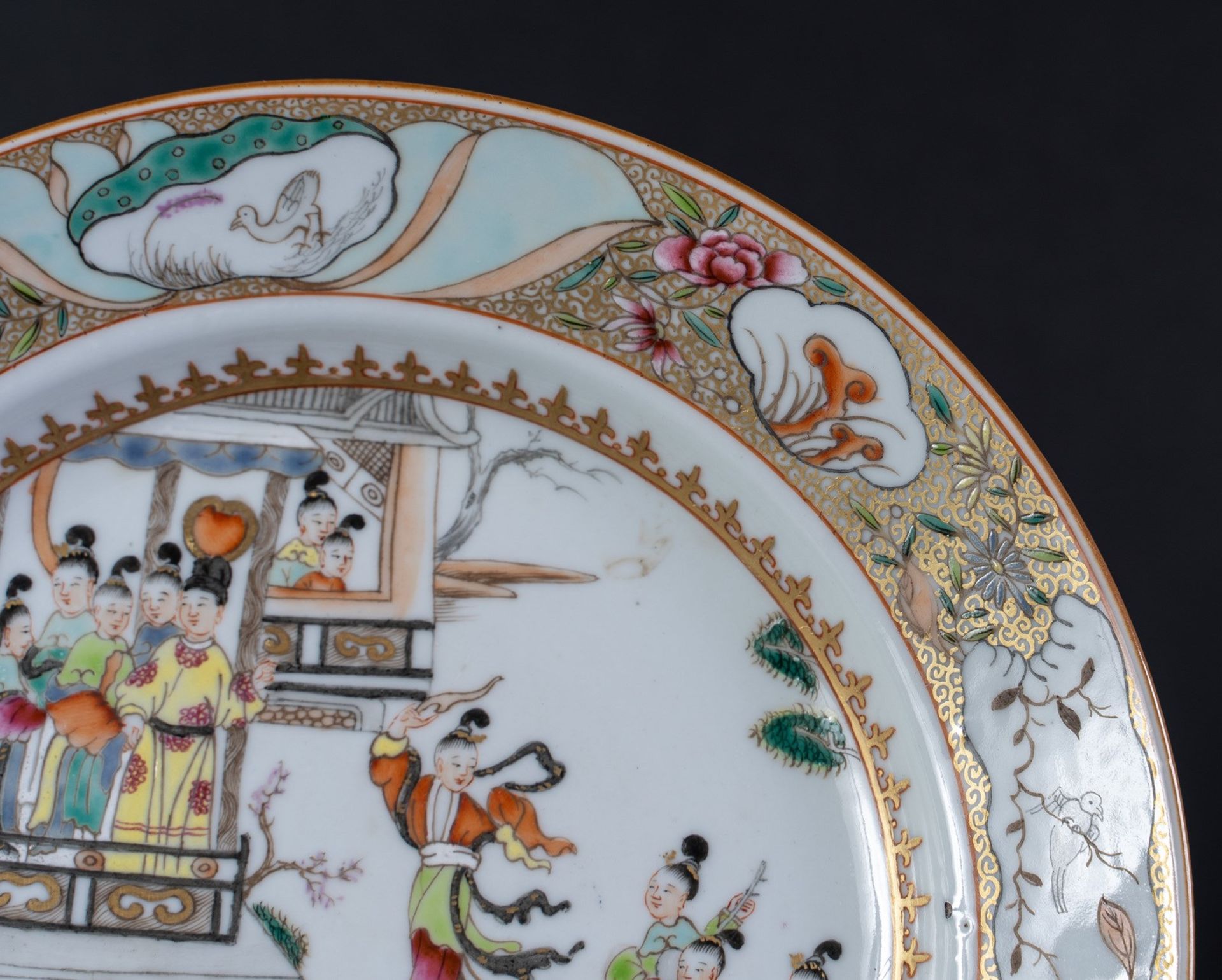 Arte Cinese A pair of Canton porcelain dishes enamelled with characters China, 19th century . - Bild 3 aus 4