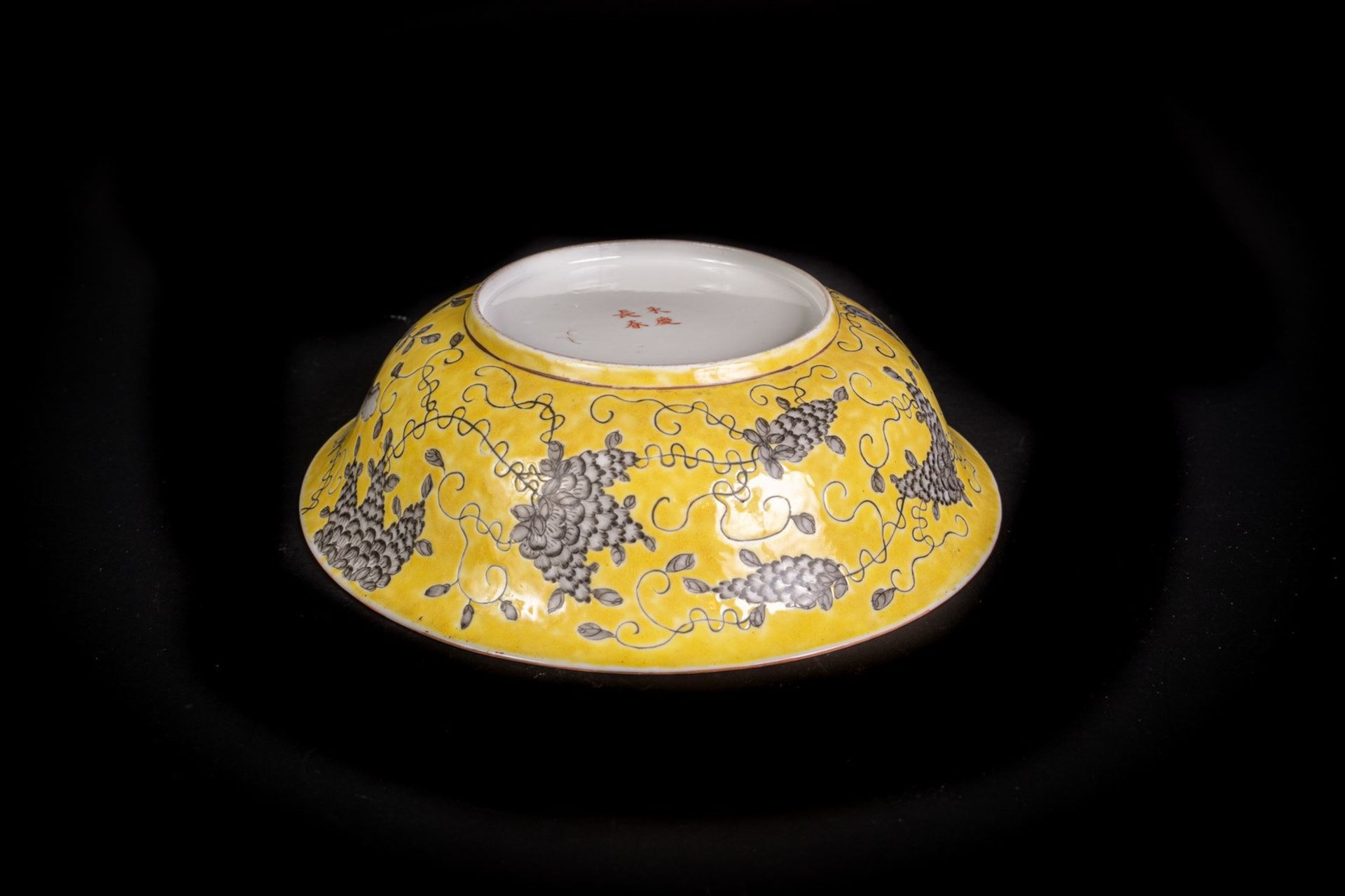 Arte Cinese A porcelain dish painted with floral motif and bearing a red iron mark Da Ya ZhaiChina, - Bild 5 aus 7