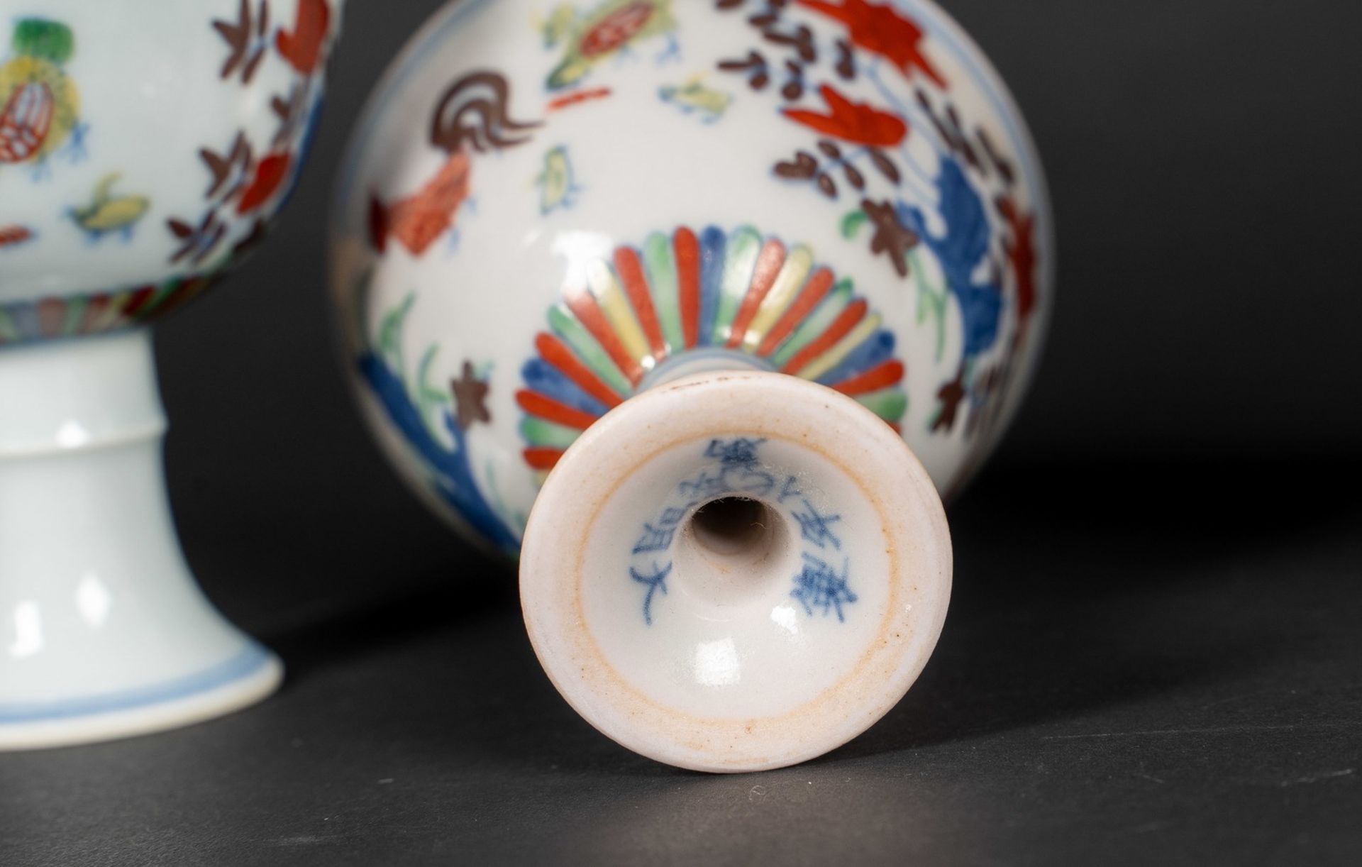 Arte Cinese Four ducai porcelain stem cups bearing marks at the base China, 20th century. - Bild 3 aus 5