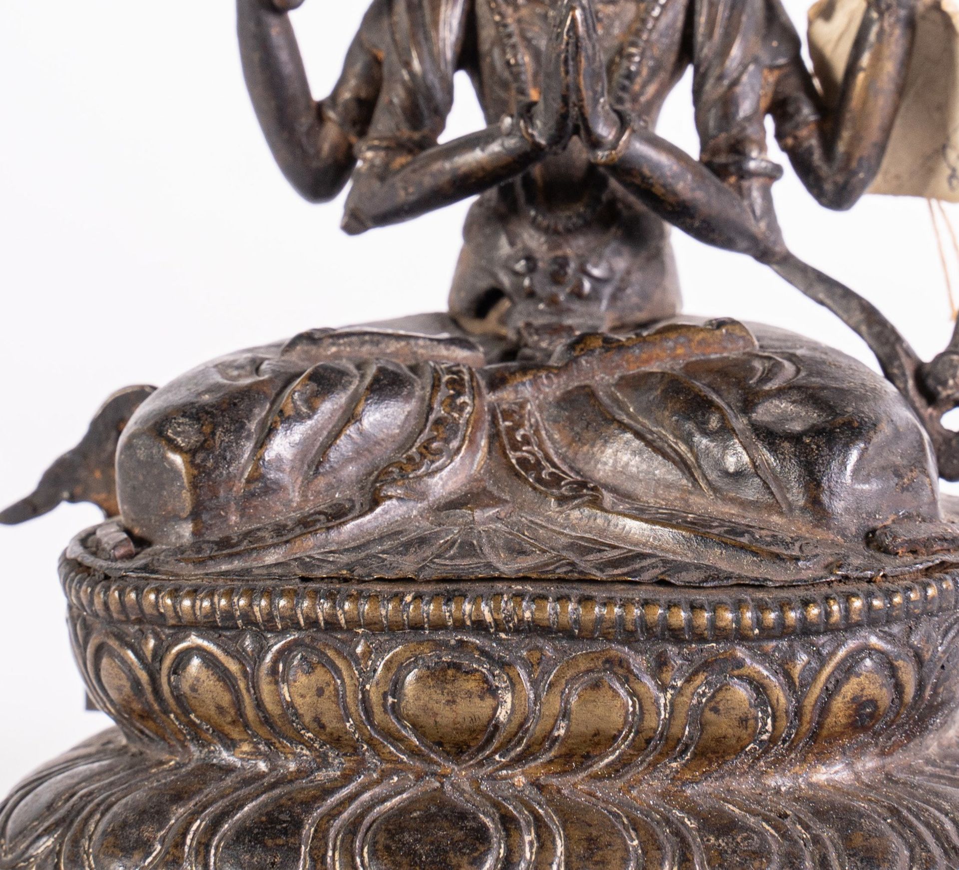 Arte Himalayana A bronze figure of Avalokitesvara Nepal, 19th century . - Bild 7 aus 7