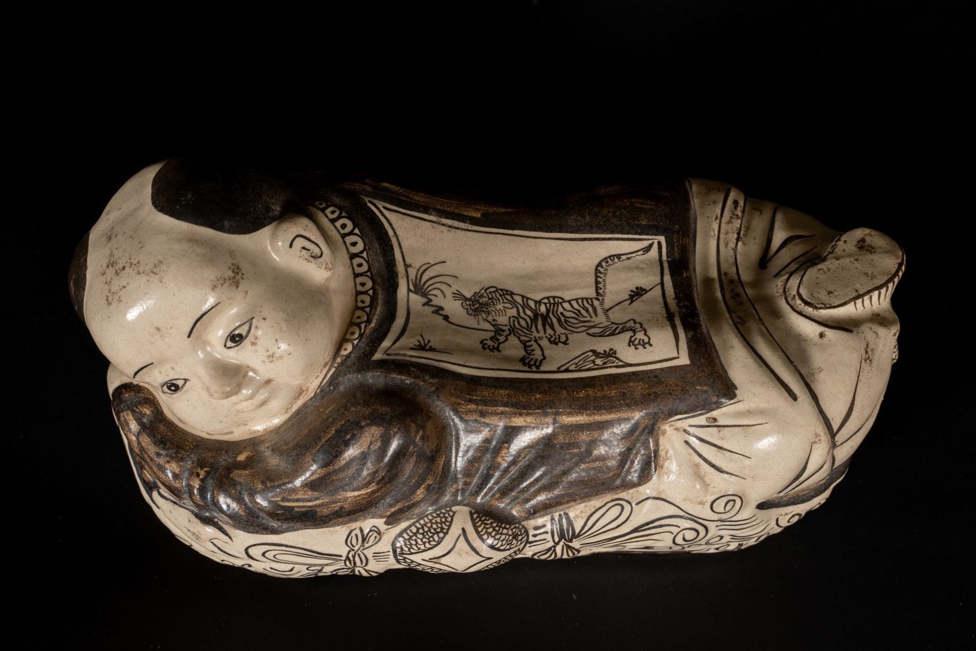 Arte Cinese A Cizhou head rest in the shape of a lying childChina, Jurchen (?), 13th century (?). - Bild 4 aus 7