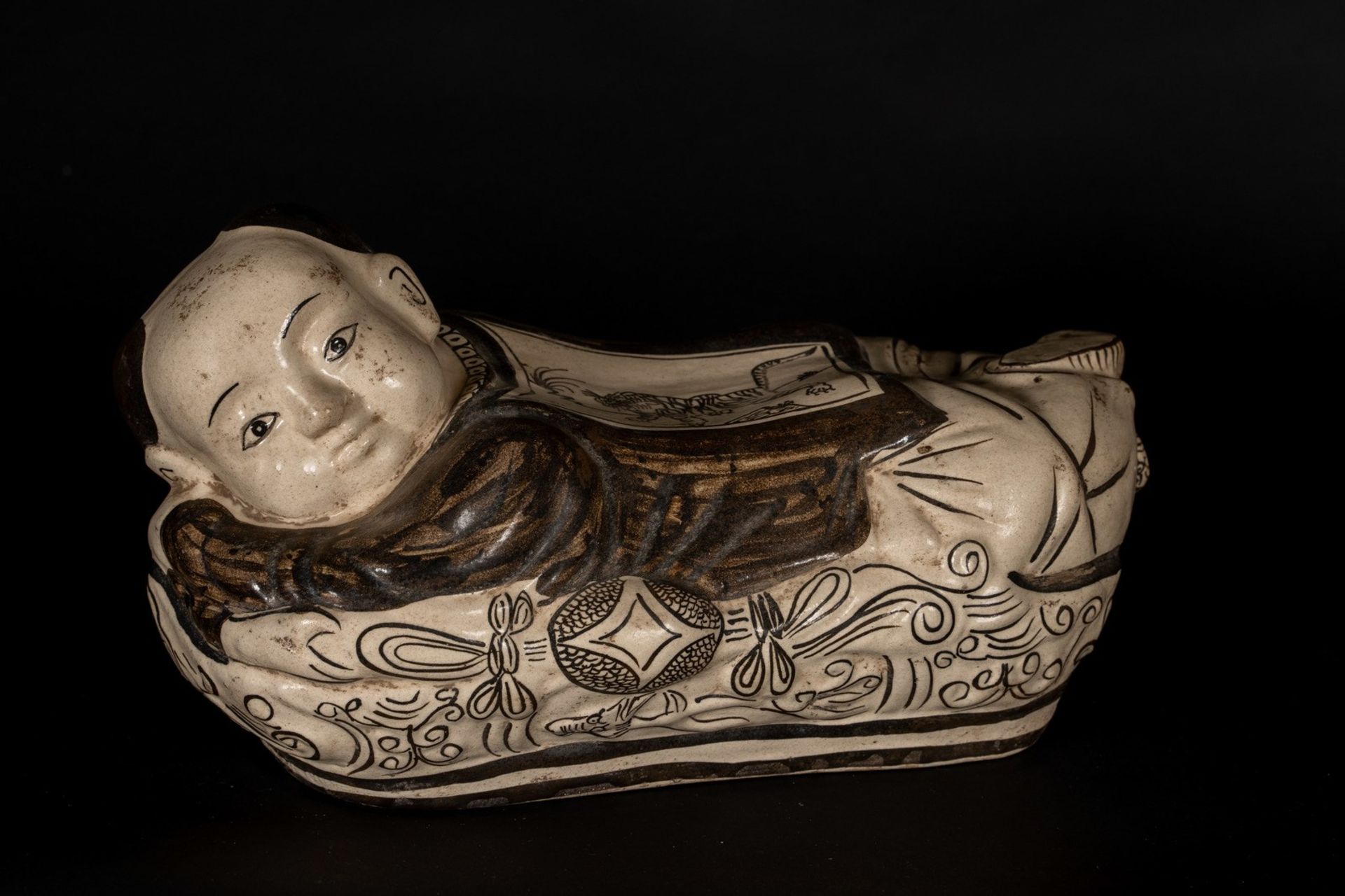 Arte Cinese A Cizhou head rest in the shape of a lying childChina, Jurchen (?), 13th century (?). - Bild 2 aus 7