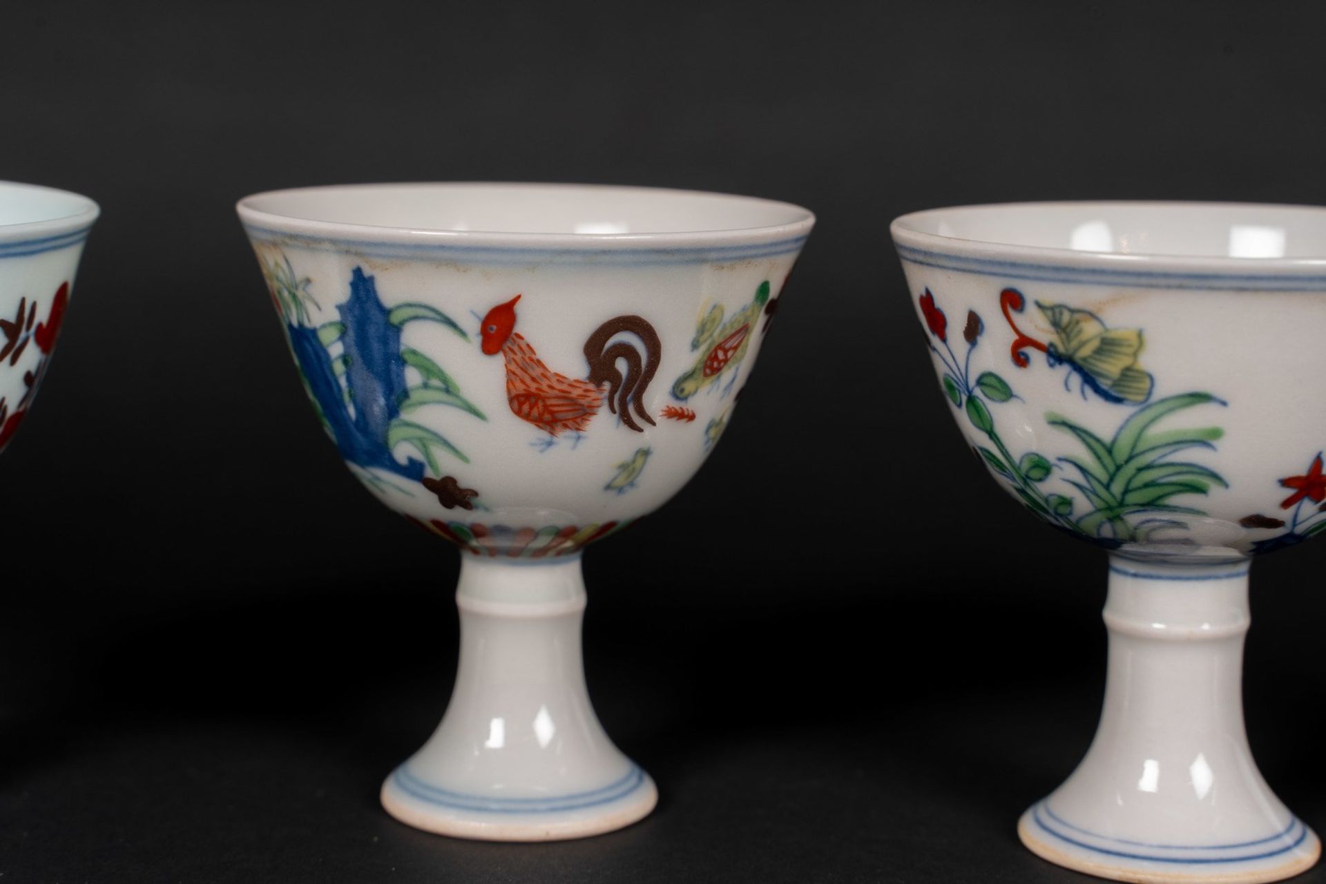 Arte Cinese Four ducai porcelain stem cups bearing marks at the base China, 20th century. - Bild 2 aus 5