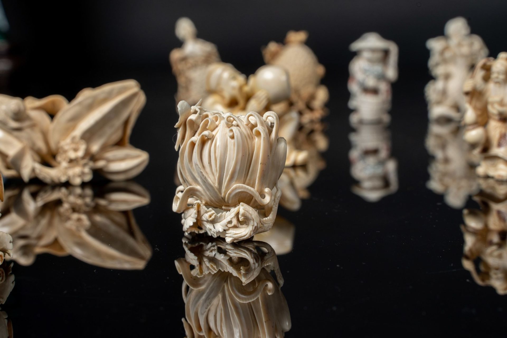 ARTE GIAPPONESE A group of twelve finely carved ivory netsuke and snuff bottles Japan, 19th century - Bild 9 aus 9