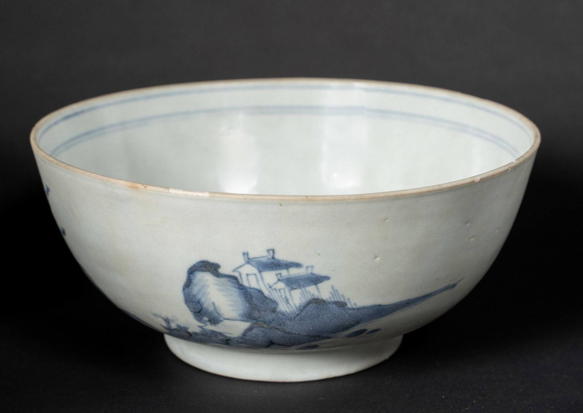 Arte Cinese A group of twenty-six blue and white porcelain dishes and bowls China, Qing dynasty, 18 - Bild 4 aus 9