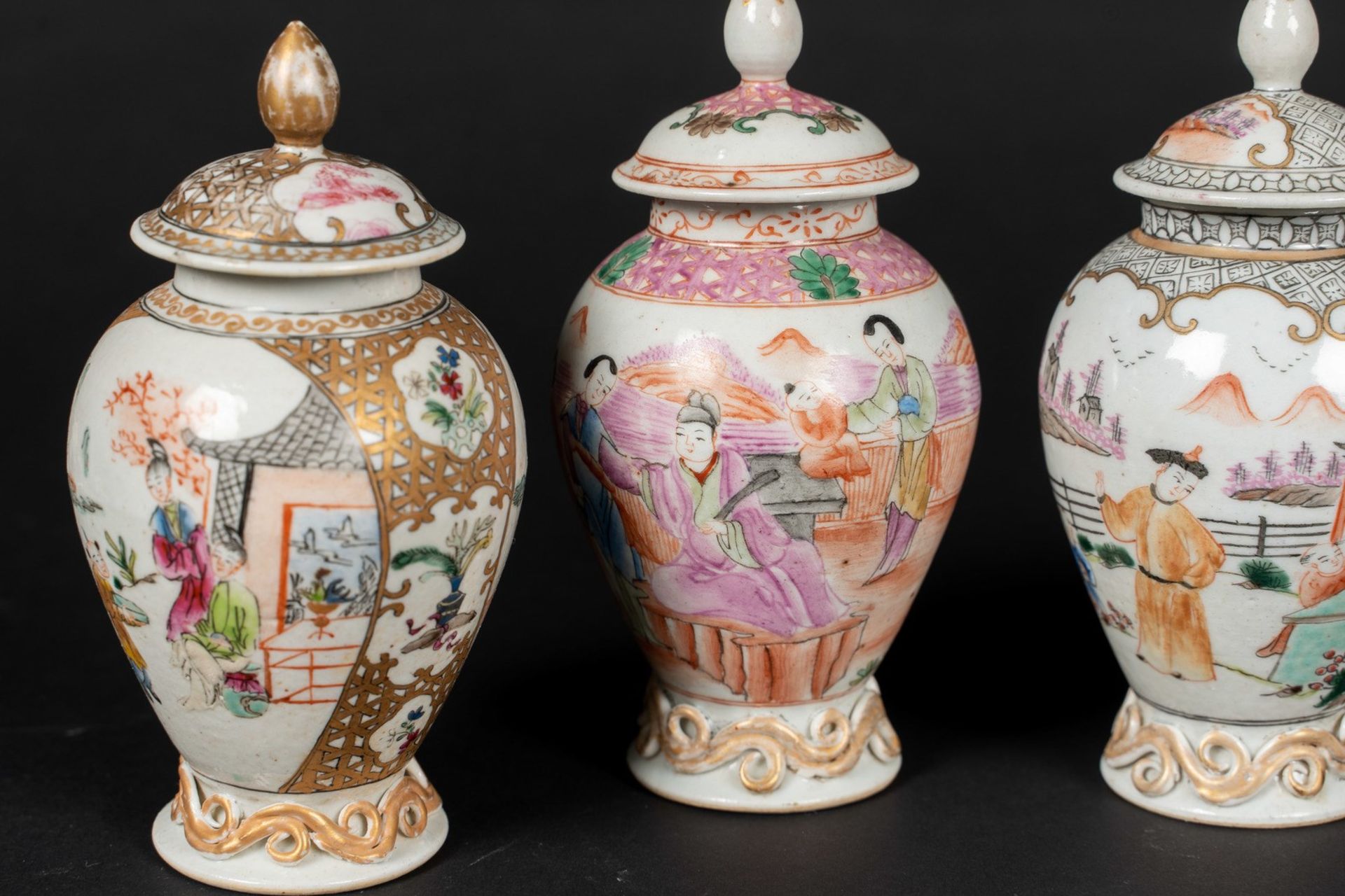 Arte Cinese A group of six small porcelain export jugs with covers China, Qing dynasty, 18th centur - Bild 2 aus 4