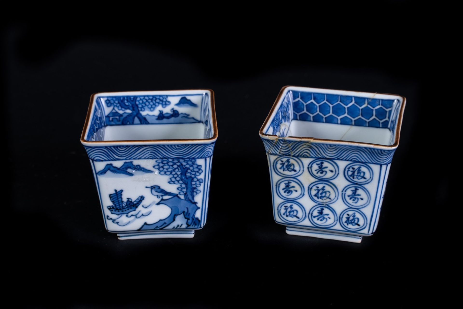 ARTE GIAPPONESE A pair of blue and white Arita porcelain squared bowls Japan, 19th century . - Bild 2 aus 2