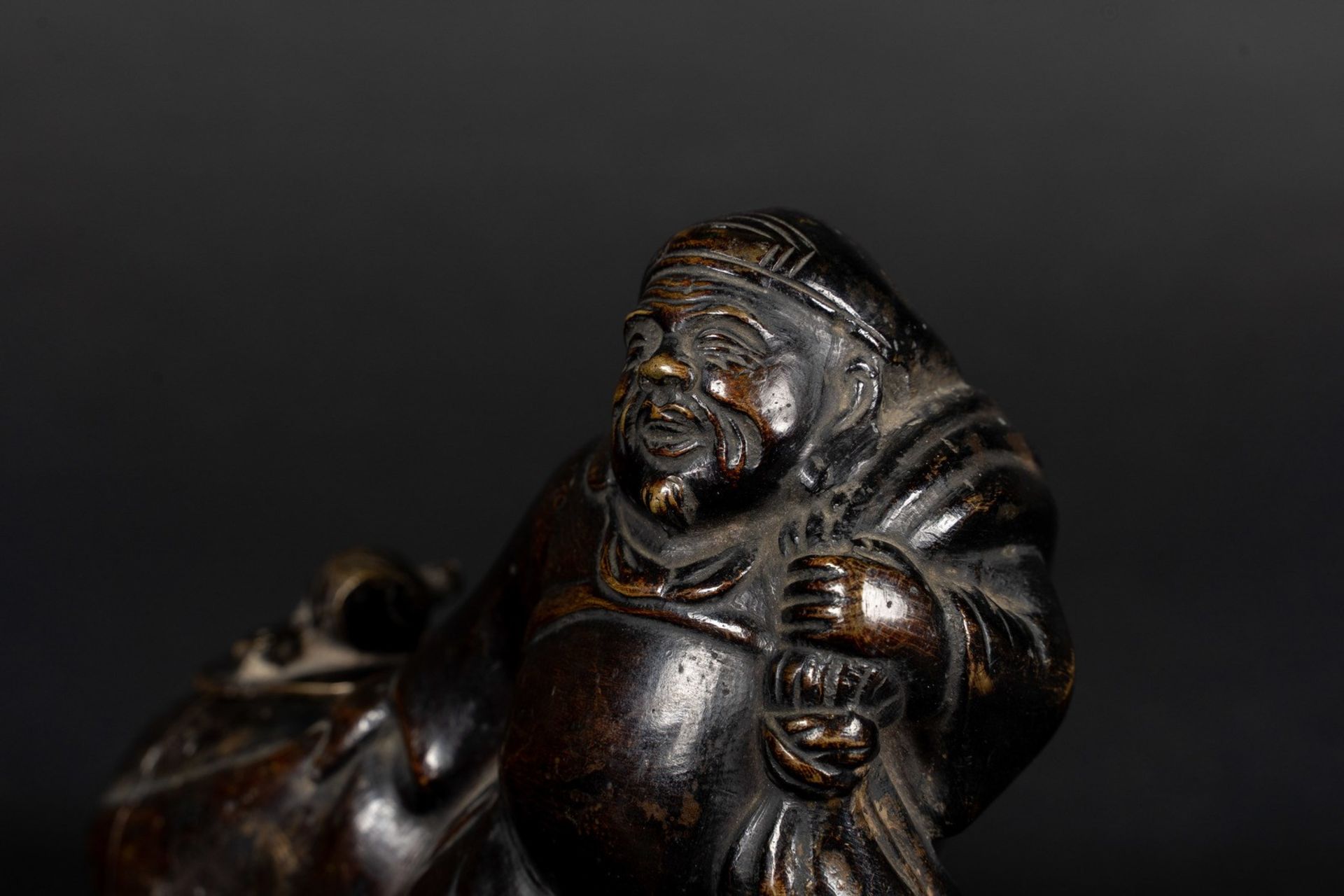 ARTE GIAPPONESE An antropomorphic bronze inkwell in the shape of a Lohan dragging the budleJapan, l - Bild 2 aus 4