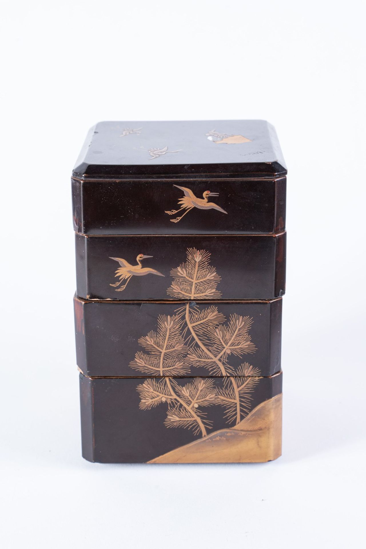 ARTE GIAPPONESE A four-level lacquer box decorated with cranes and trees Japan, 19th-20th. - Bild 2 aus 3