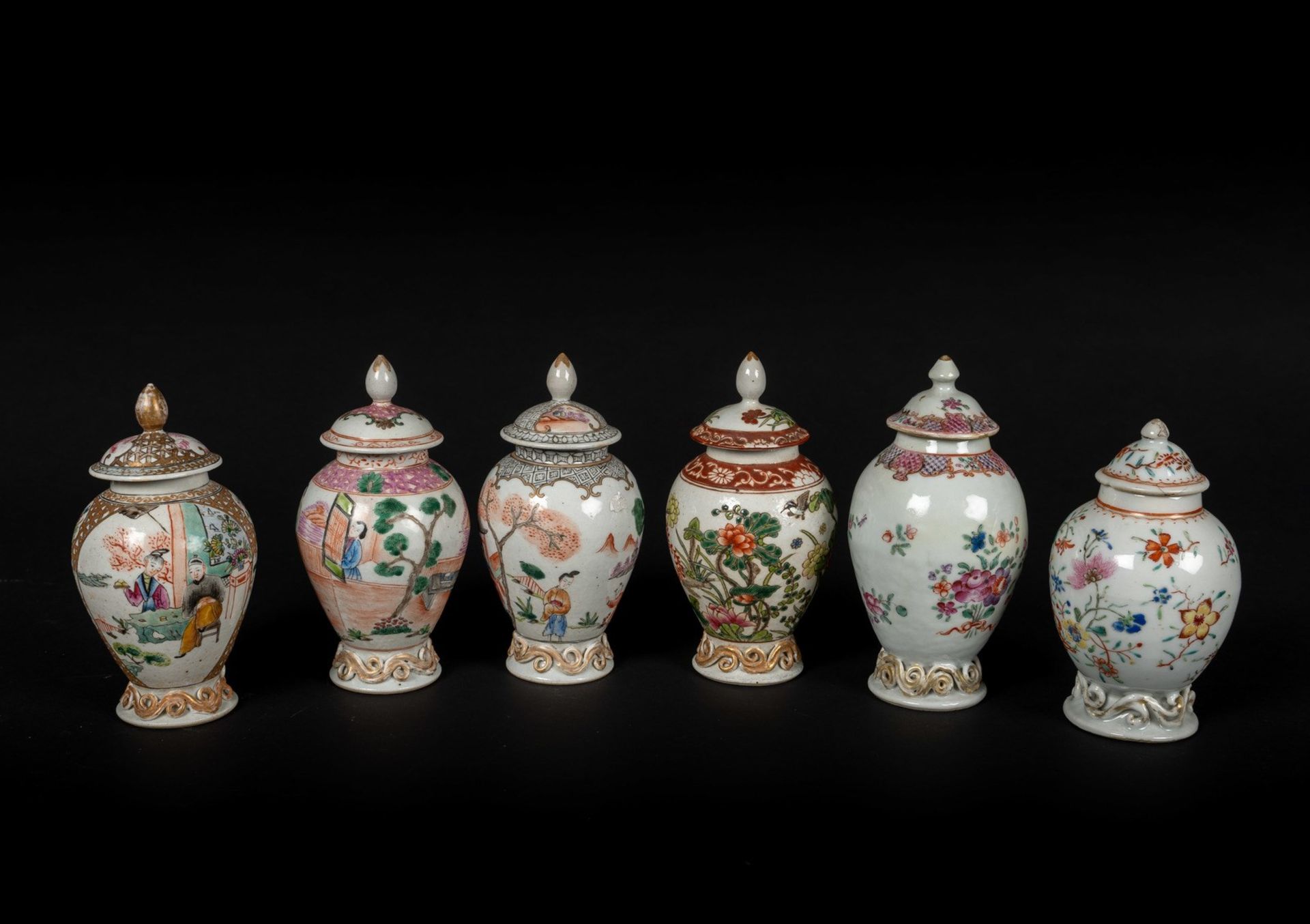 Arte Cinese A group of six small porcelain export jugs with covers China, Qing dynasty, 18th centur - Bild 3 aus 4