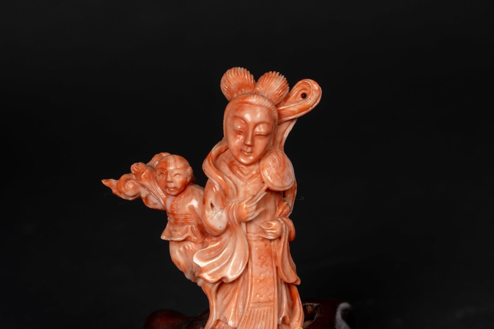 Arte Cinese A coral figure carved with a lady and a child China, 20th century . - Bild 2 aus 3