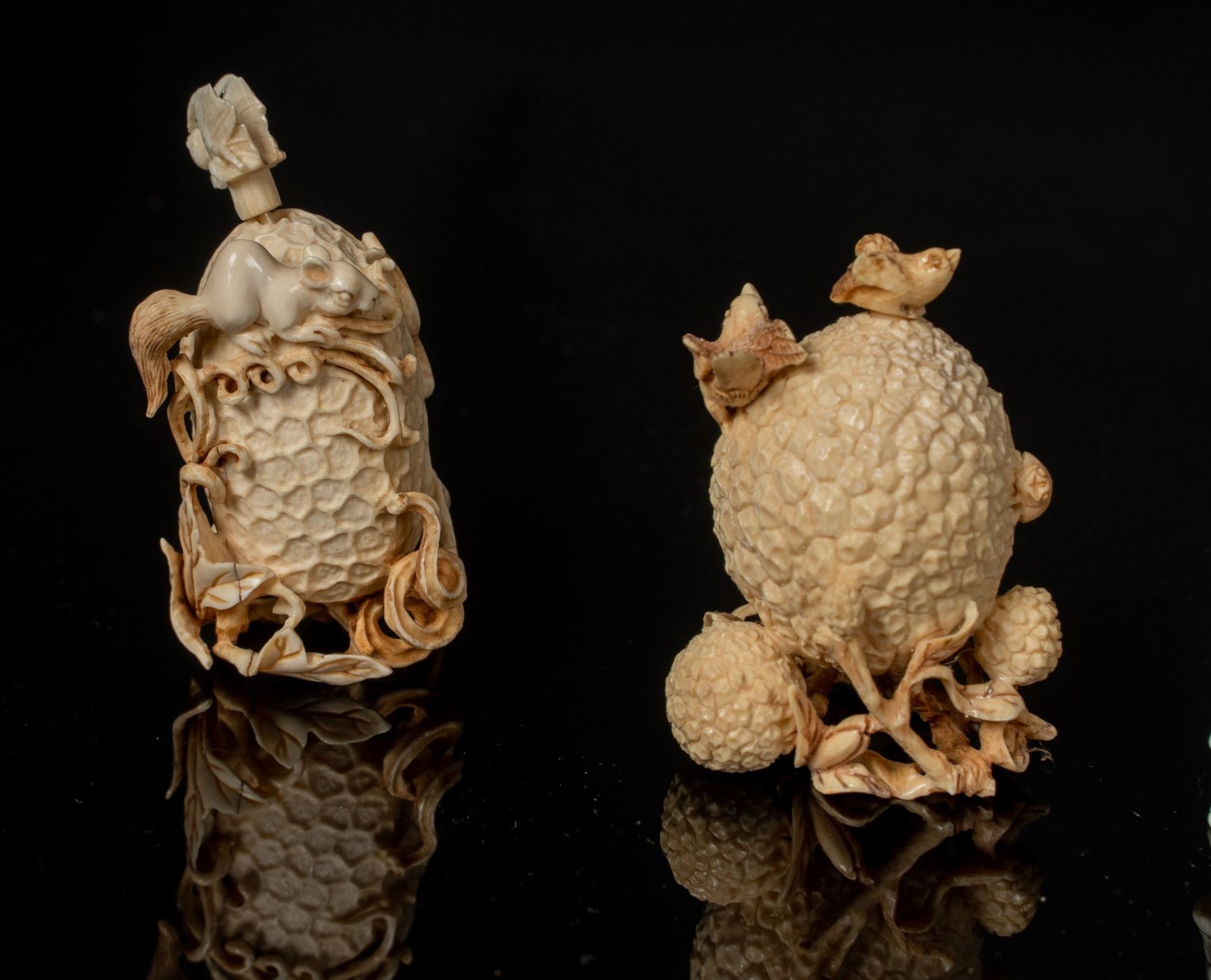 ARTE GIAPPONESE A group of twelve finely carved ivory netsuke and snuff bottles Japan, 19th century - Bild 8 aus 9