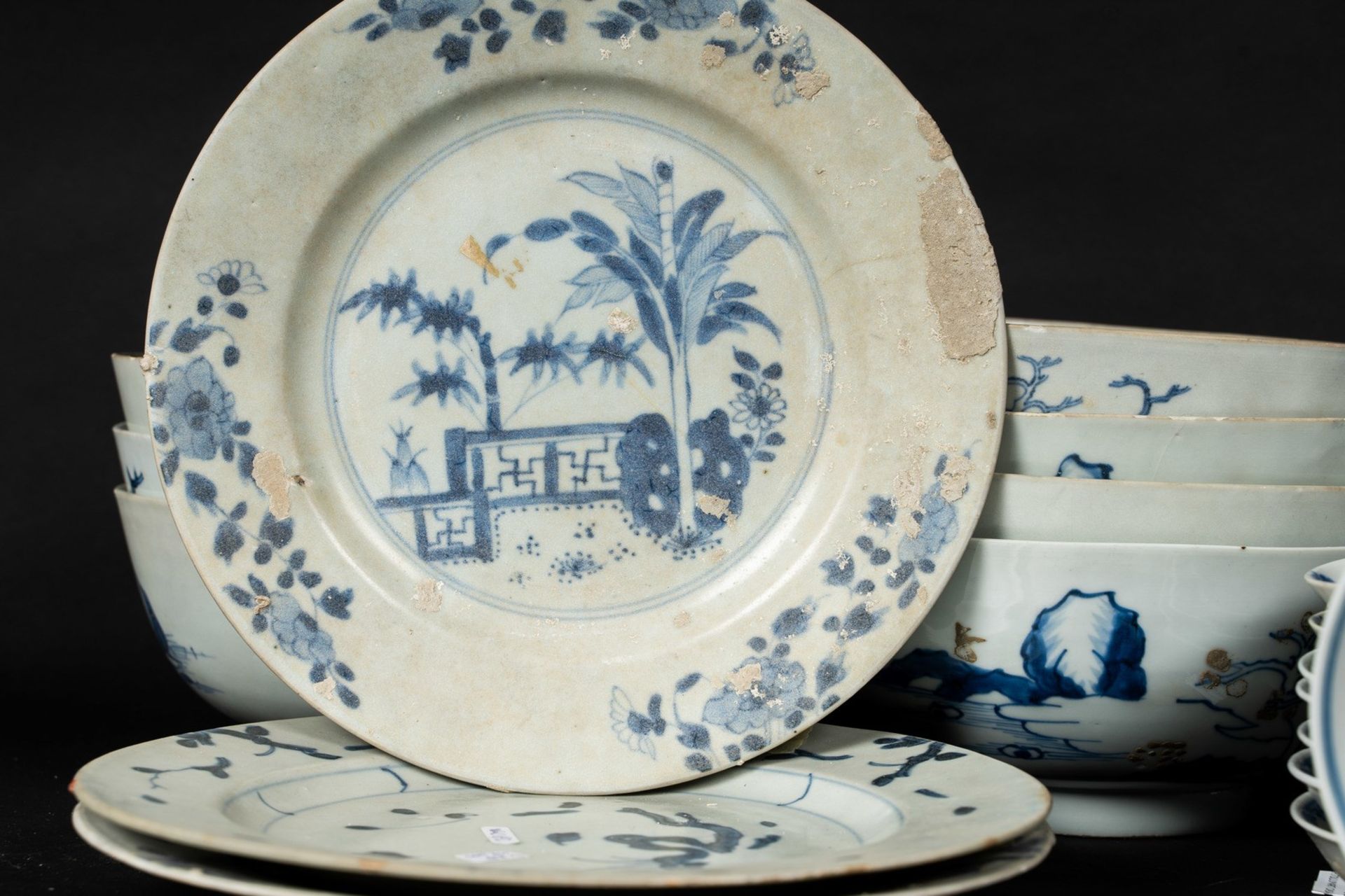 Arte Cinese A group of twenty-six blue and white porcelain dishes and bowls China, Qing dynasty, 18 - Bild 8 aus 9