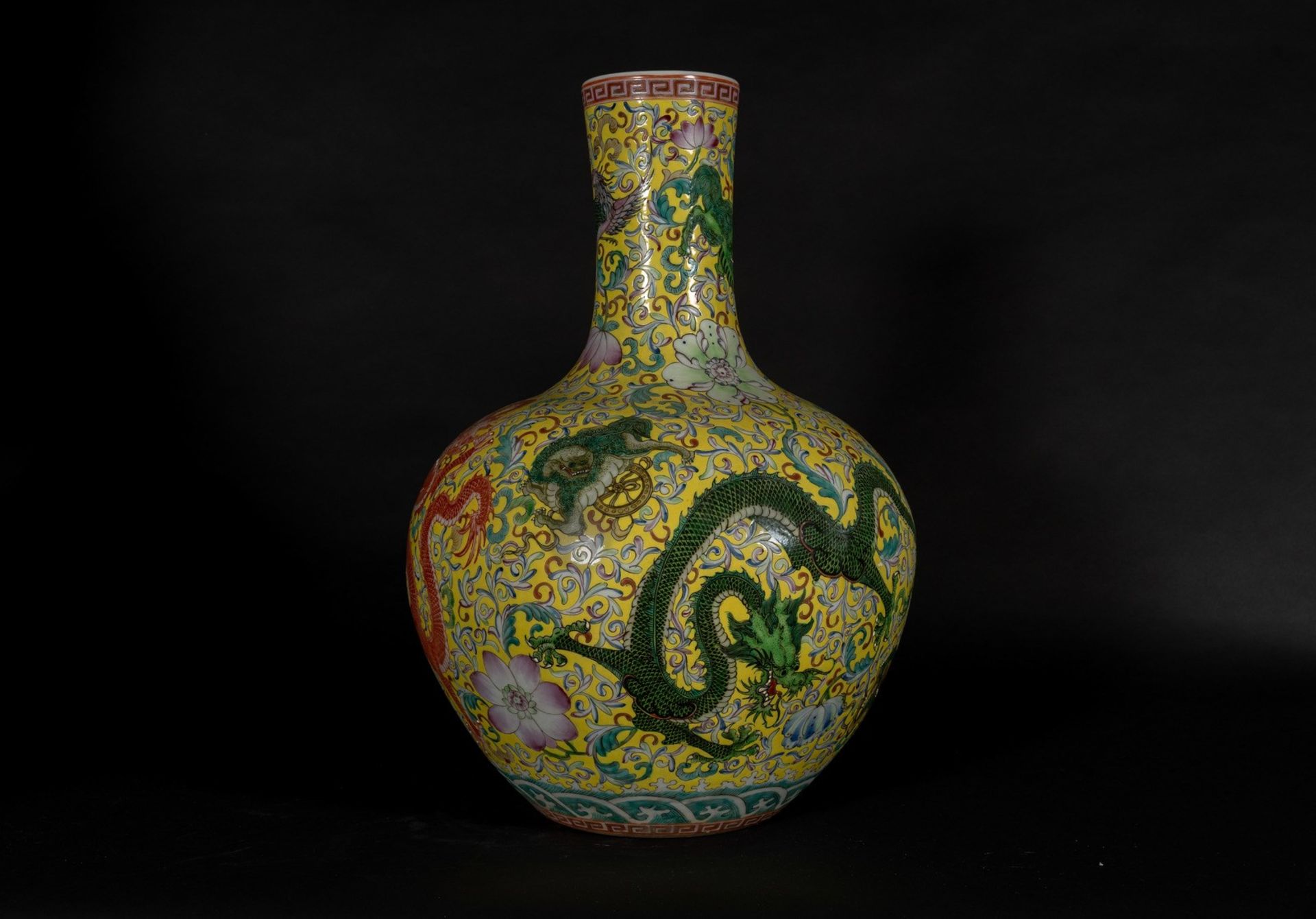 Arte Cinese A large globular porcelain tiaqiuping vase over yellow groundChina, 20th century. - Bild 3 aus 4