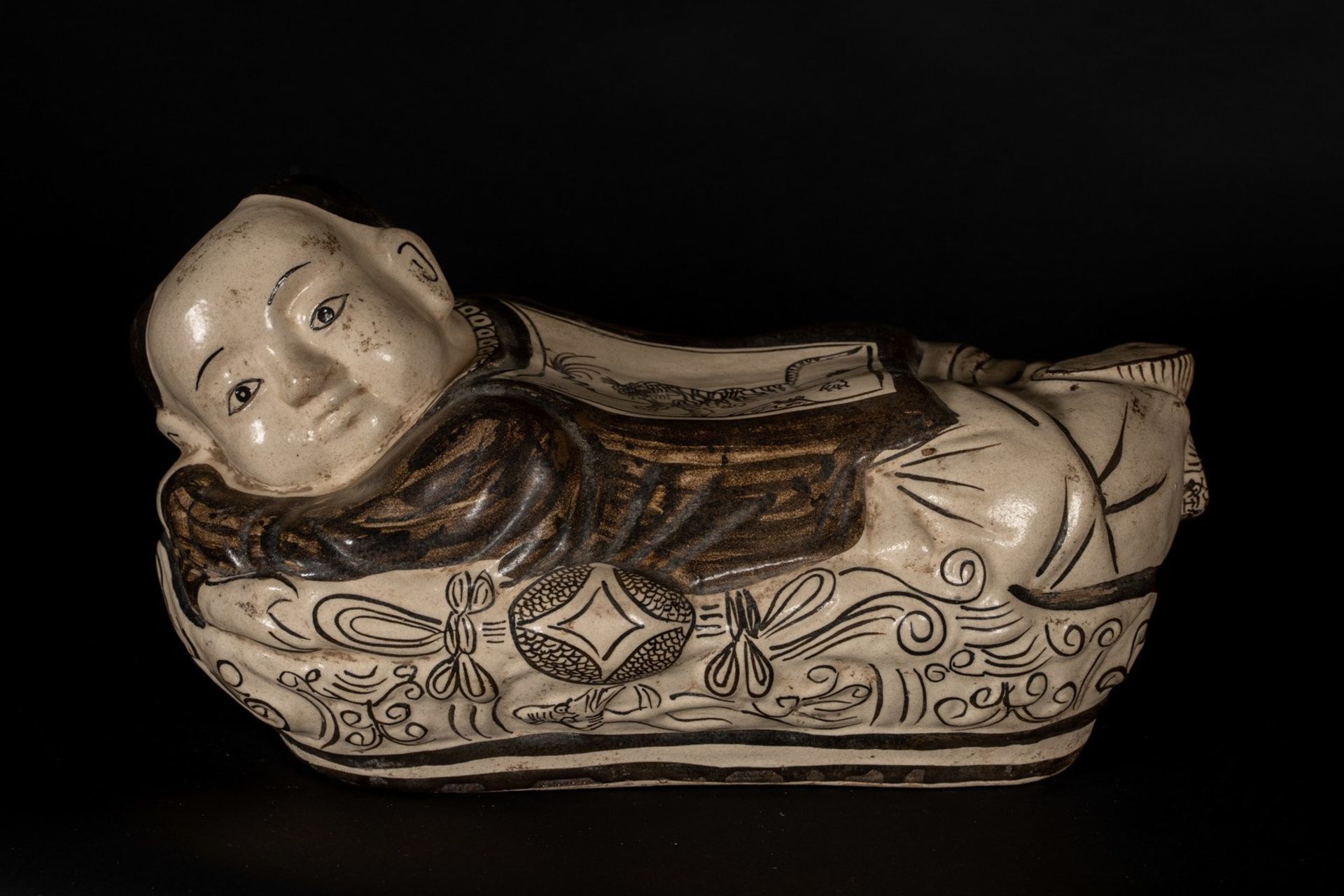 Arte Cinese A Cizhou head rest in the shape of a lying childChina, Jurchen (?), 13th century (?).