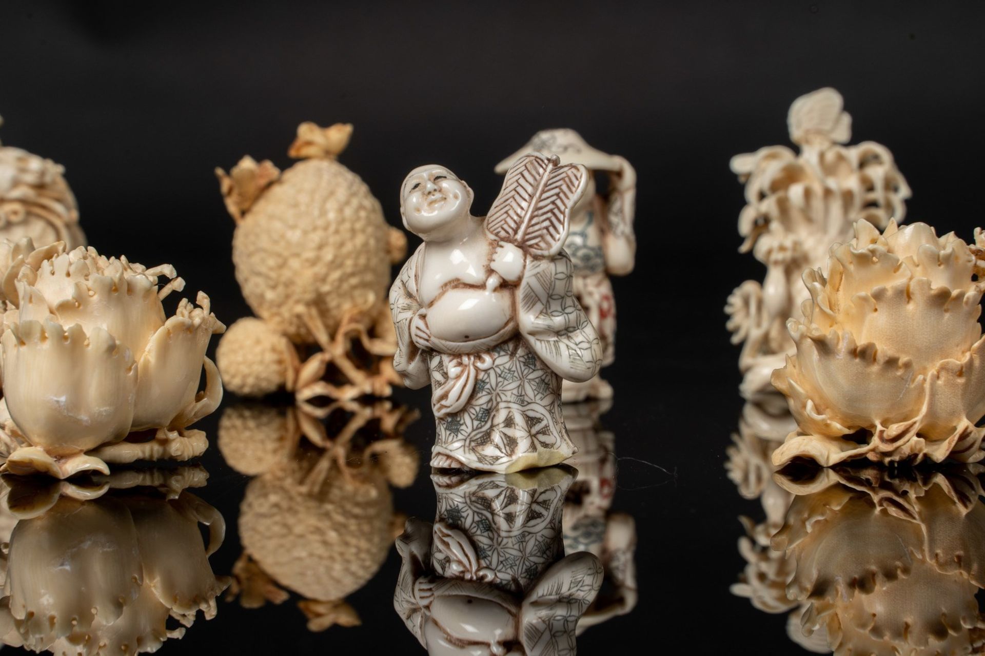 ARTE GIAPPONESE A group of twelve finely carved ivory netsuke and snuff bottles Japan, 19th century - Bild 3 aus 9