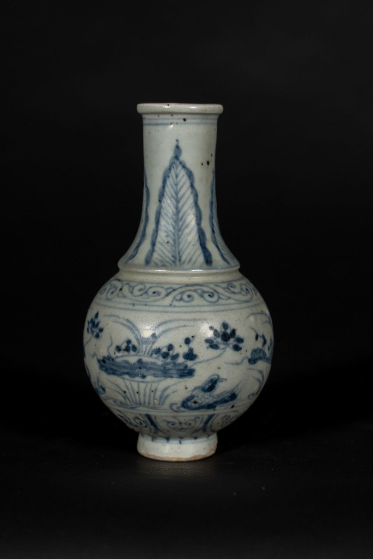 Arte Cinese A small Yuan style porcelain yuchuping vaseChina, Qing, 19th century. - Bild 2 aus 3