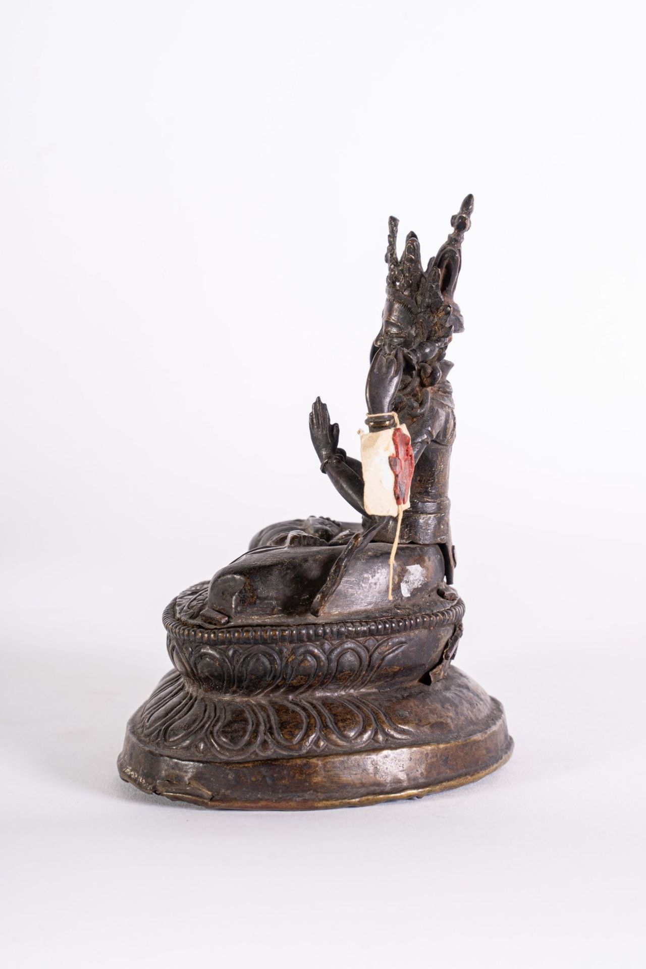 Arte Himalayana A bronze figure of Avalokitesvara Nepal, 19th century . - Bild 2 aus 7