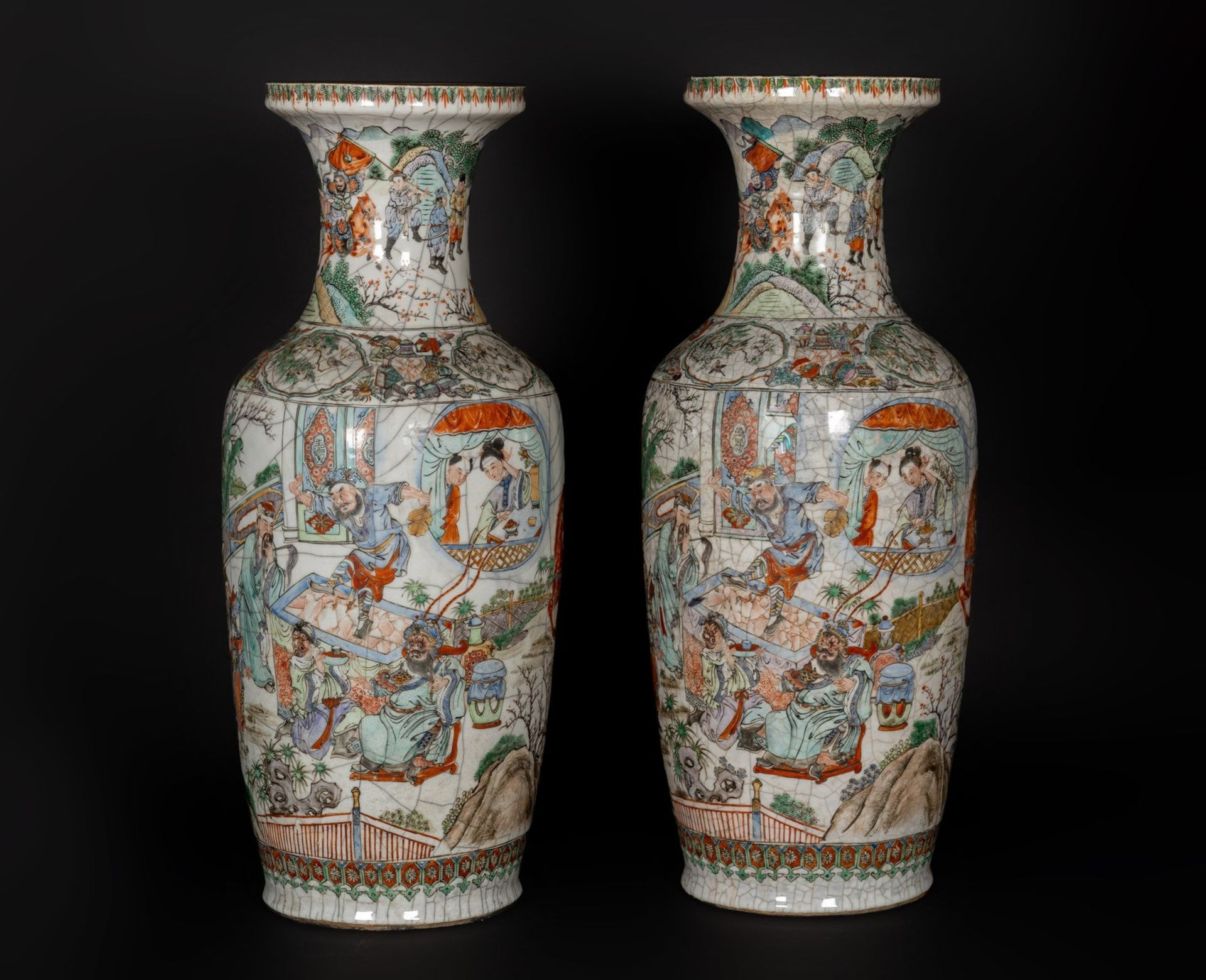 Arte Cinese A pair of poychrome porcelain vases painted with characters and bearing a Chenghua four