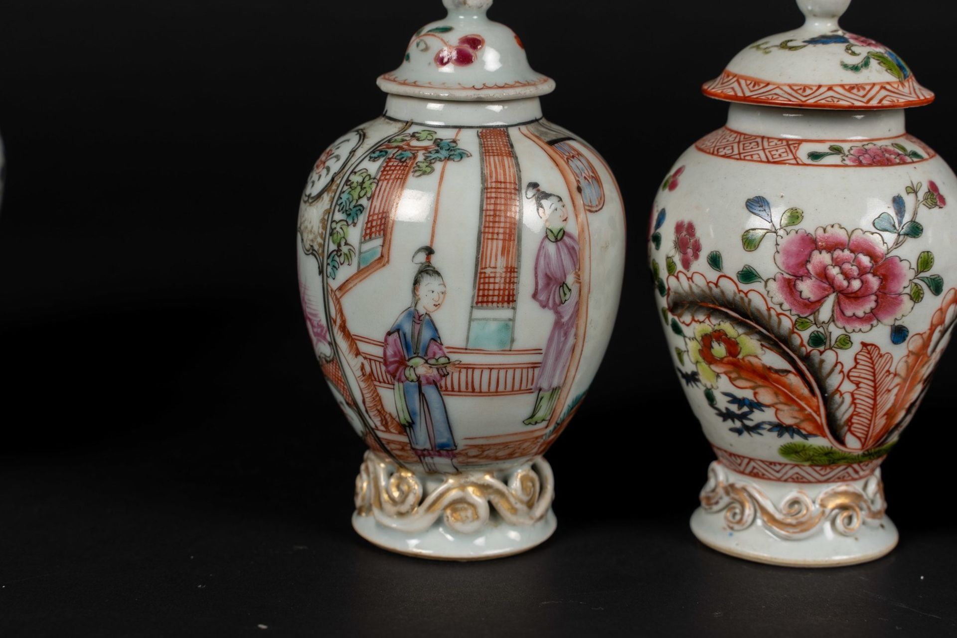 Arte Cinese Two pairs of export porcelain jugs with coverChina, Qing dynasty, 18th century . - Bild 2 aus 5