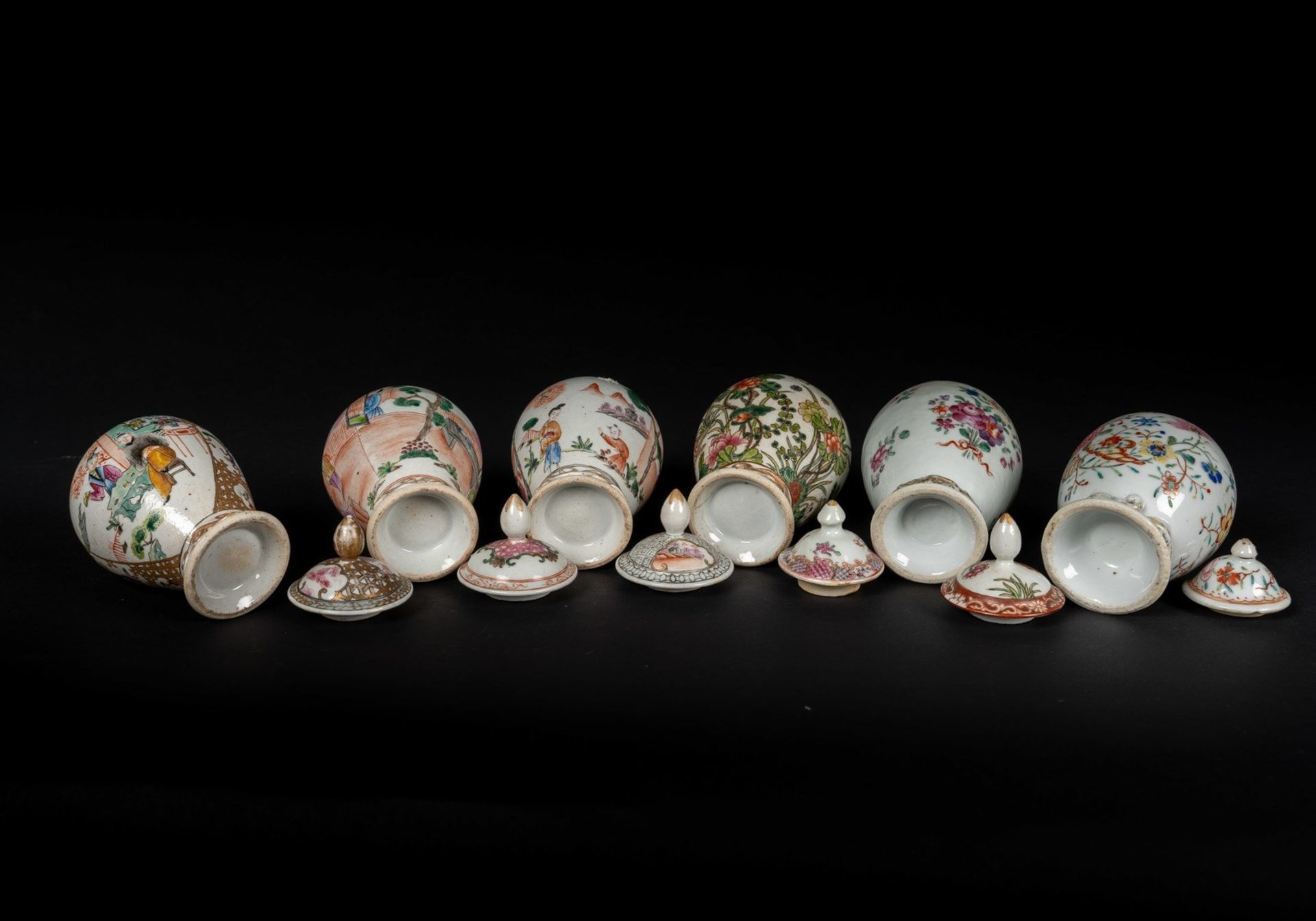 Arte Cinese A group of six small porcelain export jugs with covers China, Qing dynasty, 18th centur - Bild 4 aus 4