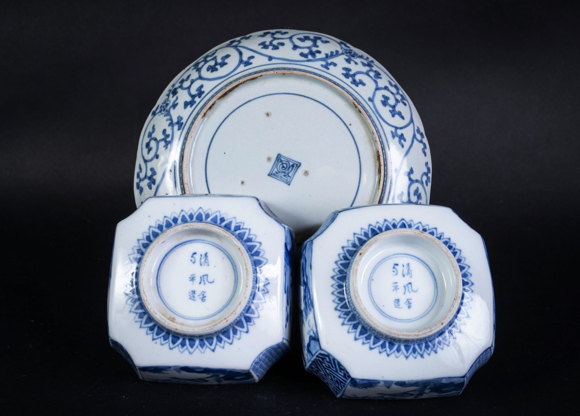 ARTE GIAPPONESE A group of blue and white Arita pottery items bearing marks at the baseJapan, 18th- - Bild 6 aus 6