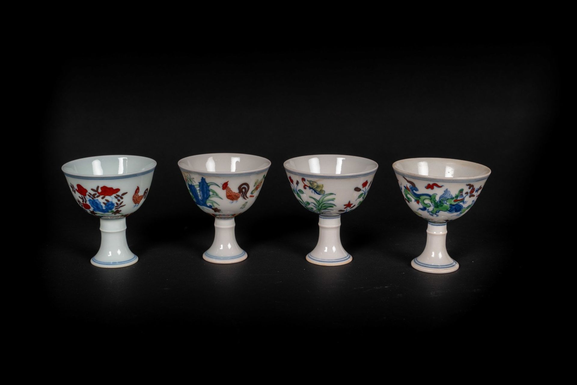 Arte Cinese Four ducai porcelain stem cups bearing marks at the base China, 20th century.