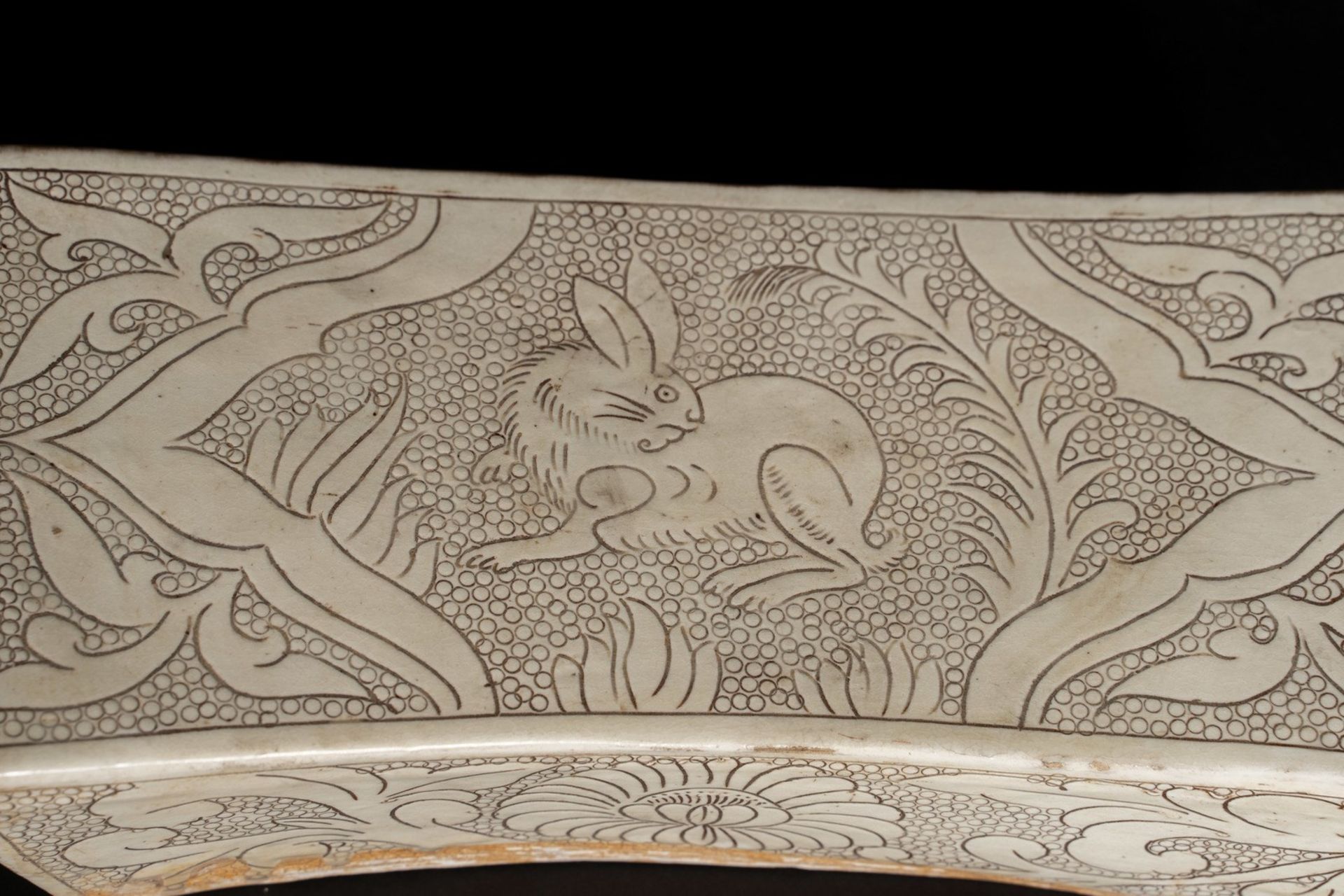 Arte Cinese A Cizhou headrest with hareChina, Yuan / Ming, 13th/16th century. - Bild 3 aus 5