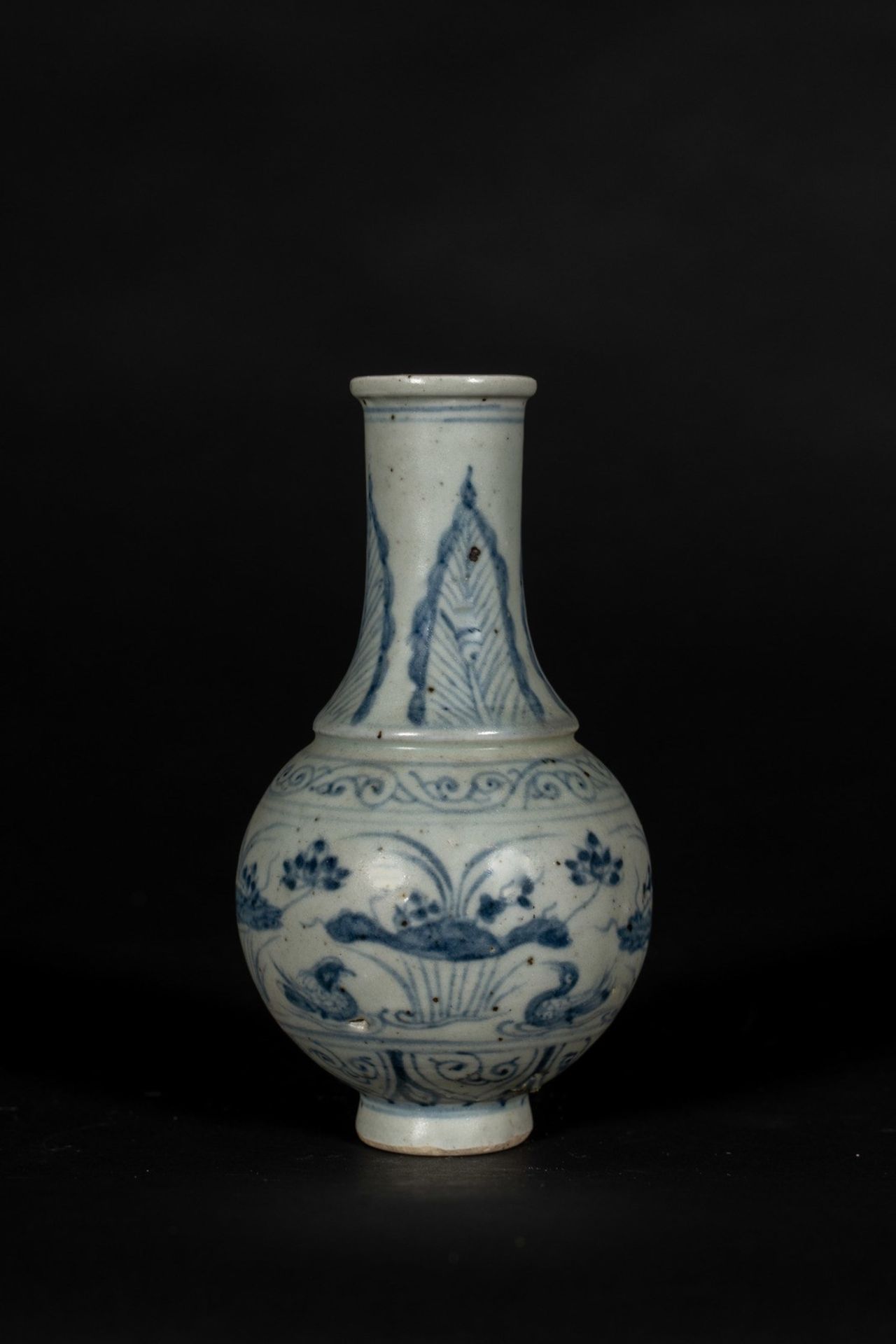 Arte Cinese A small Yuan style porcelain yuchuping vaseChina, Qing, 19th century.