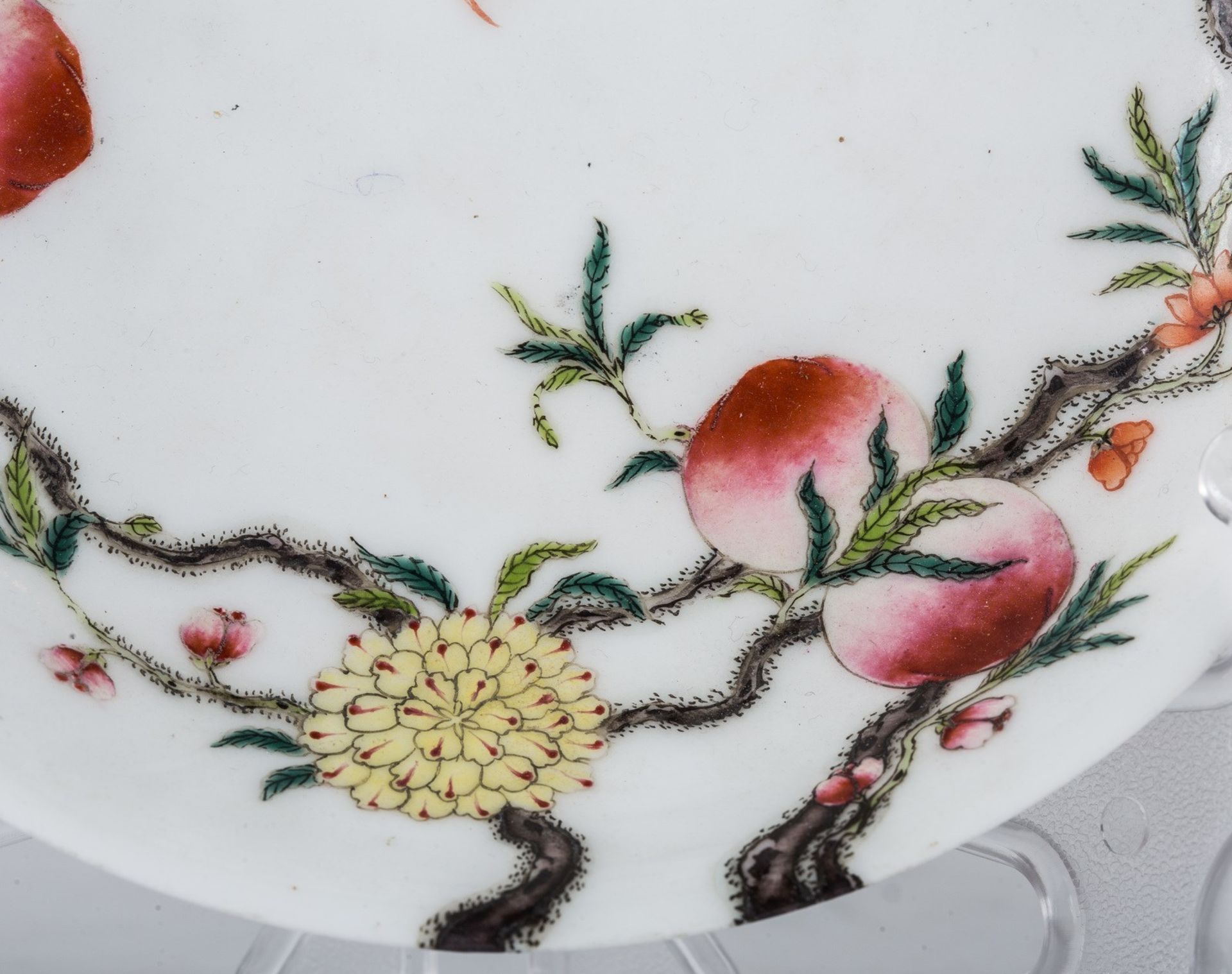 Arte Cinese A famille rose porcelain dish painted with peaches and bearing a white six characters G - Bild 2 aus 3